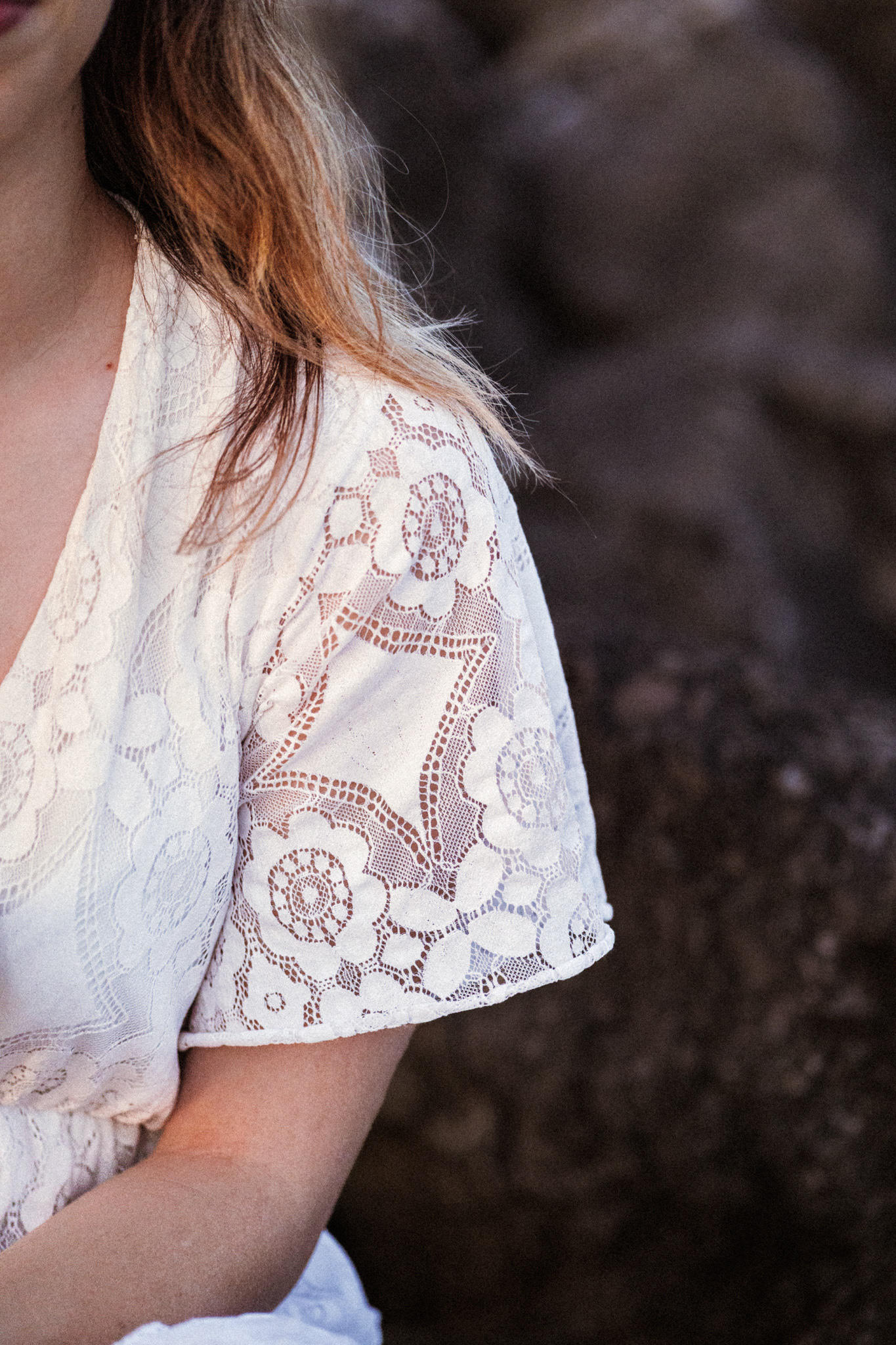 Gros plan sur les détails et la texture d'une robe en dentelle