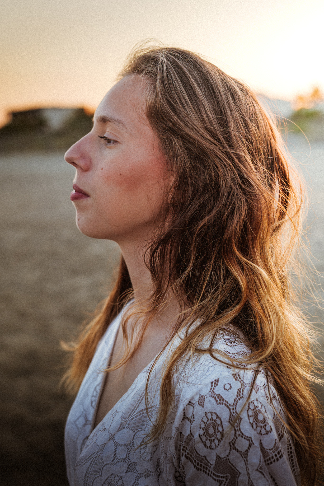 Portrait profil de femme éclairé par la lumière dorée du soir