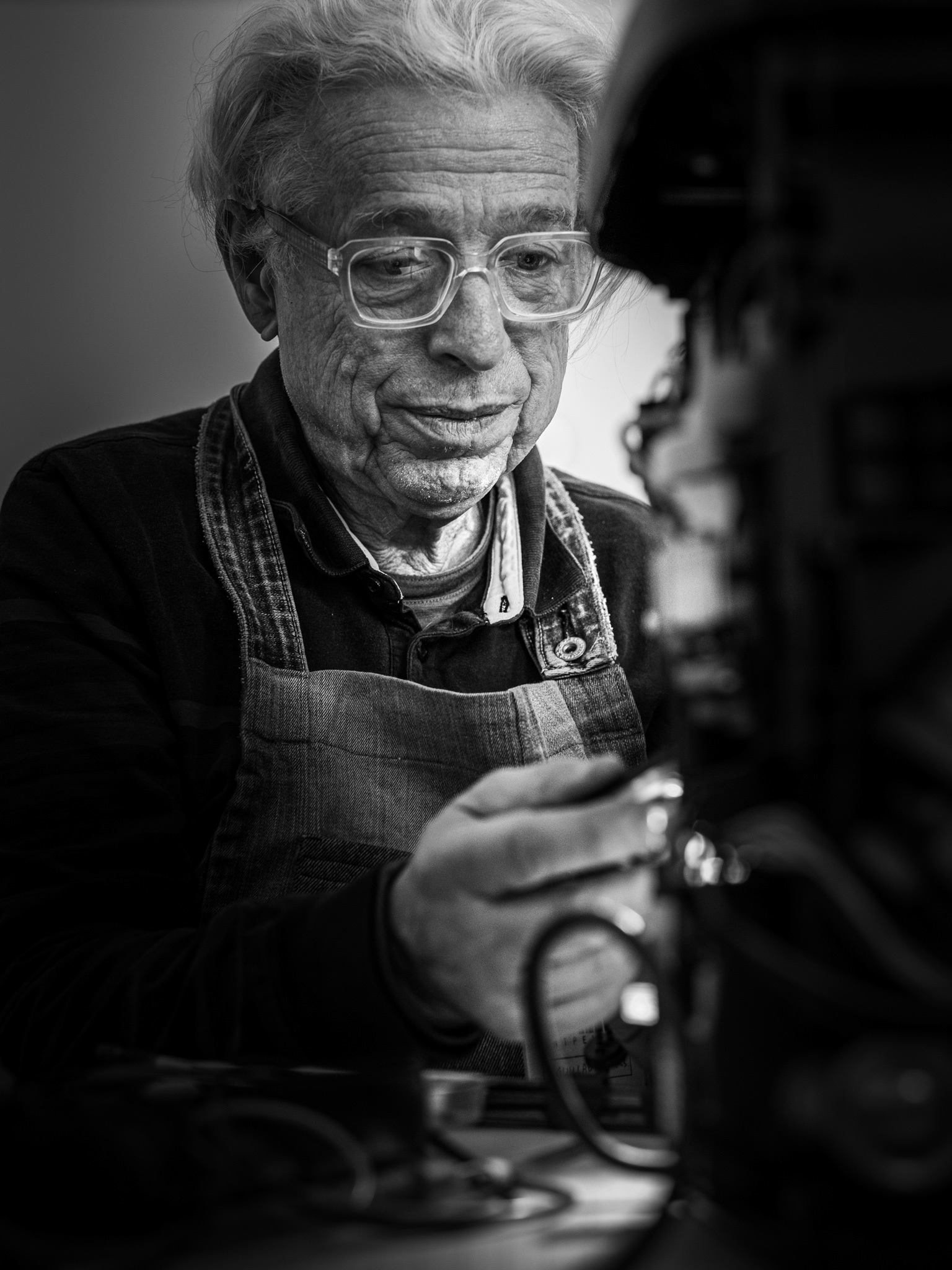 Artisan qui répare un appareil électrique
