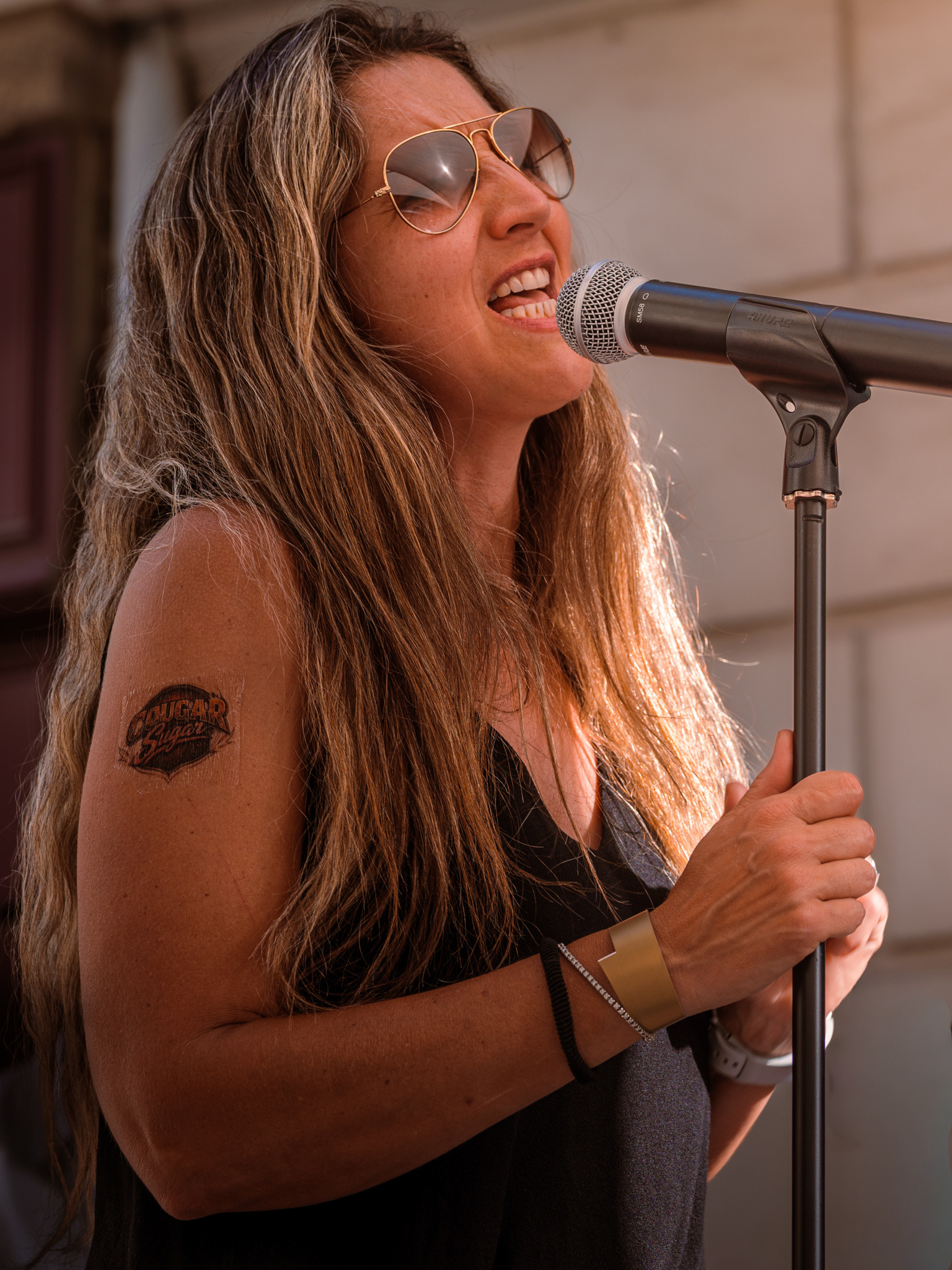 Chanteuse de groupe de musique en plein concert lors d'un événement en plein air