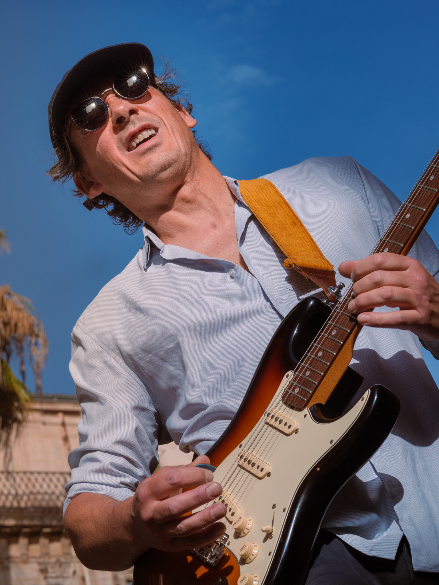 Solo de guitare par le guitariste de Cougar Sugar lors de la Fête de la Musique