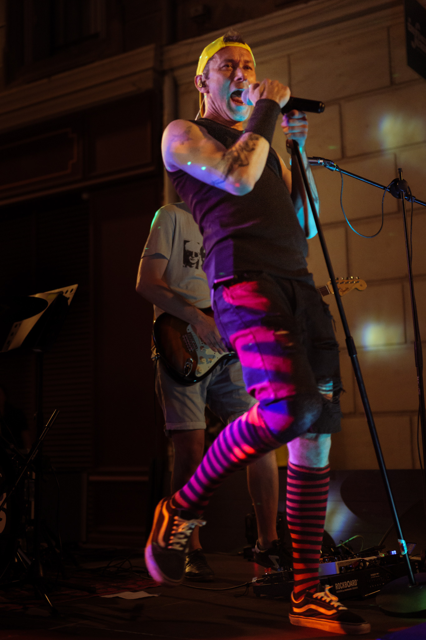 Performance dynamique du chanteur de Pogosticks pendant la soirée concert