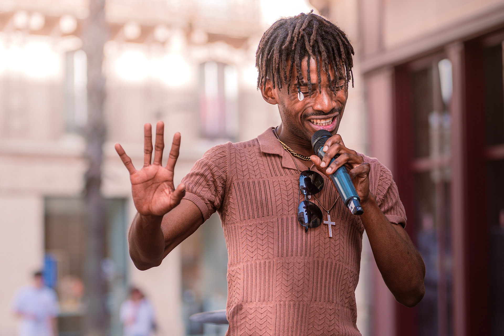 Jeune chanteur au micro pendant le concert de rue de la Fête de la Musique