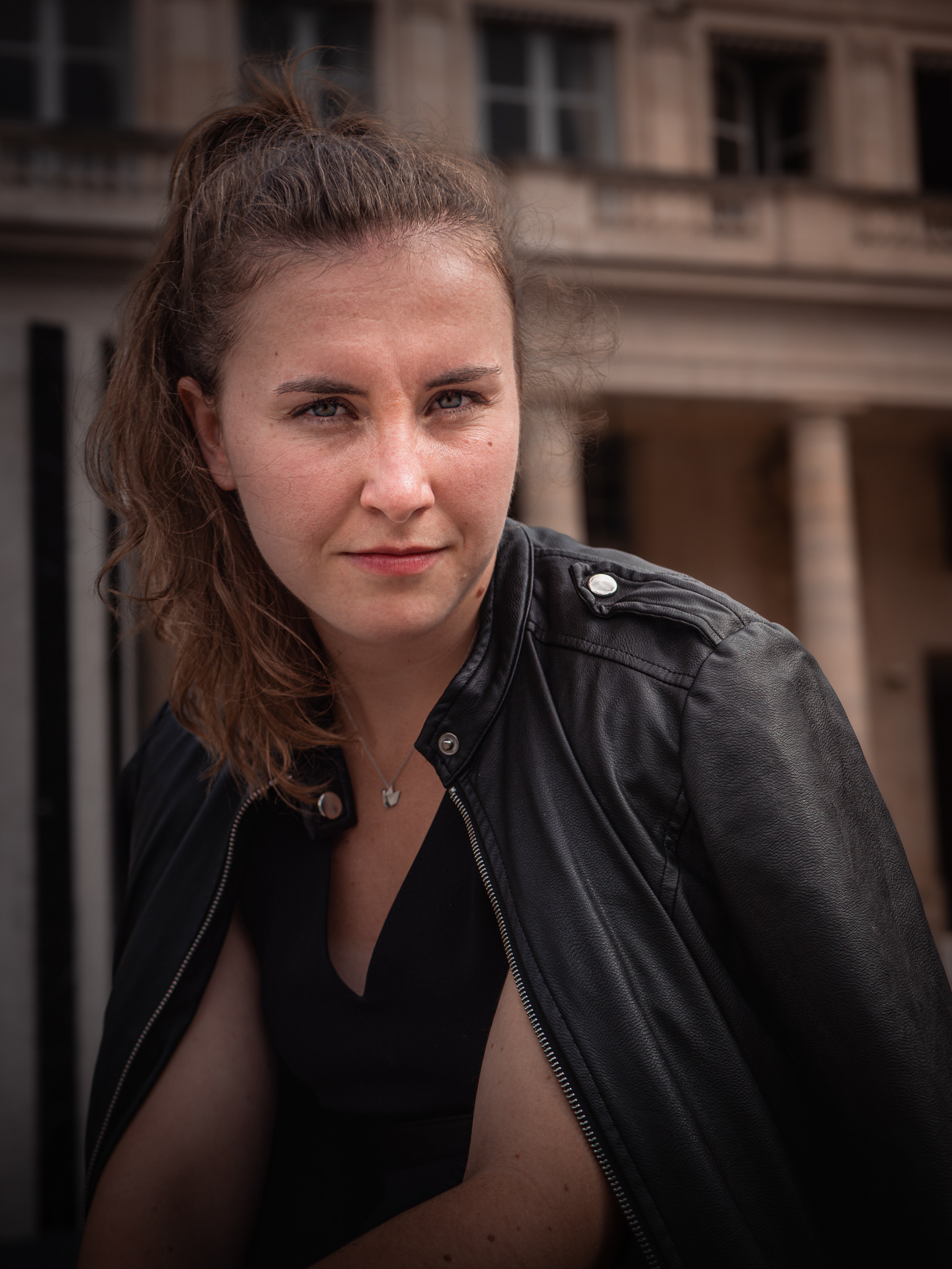 Regard d'une jeune femme en lumière naturelle