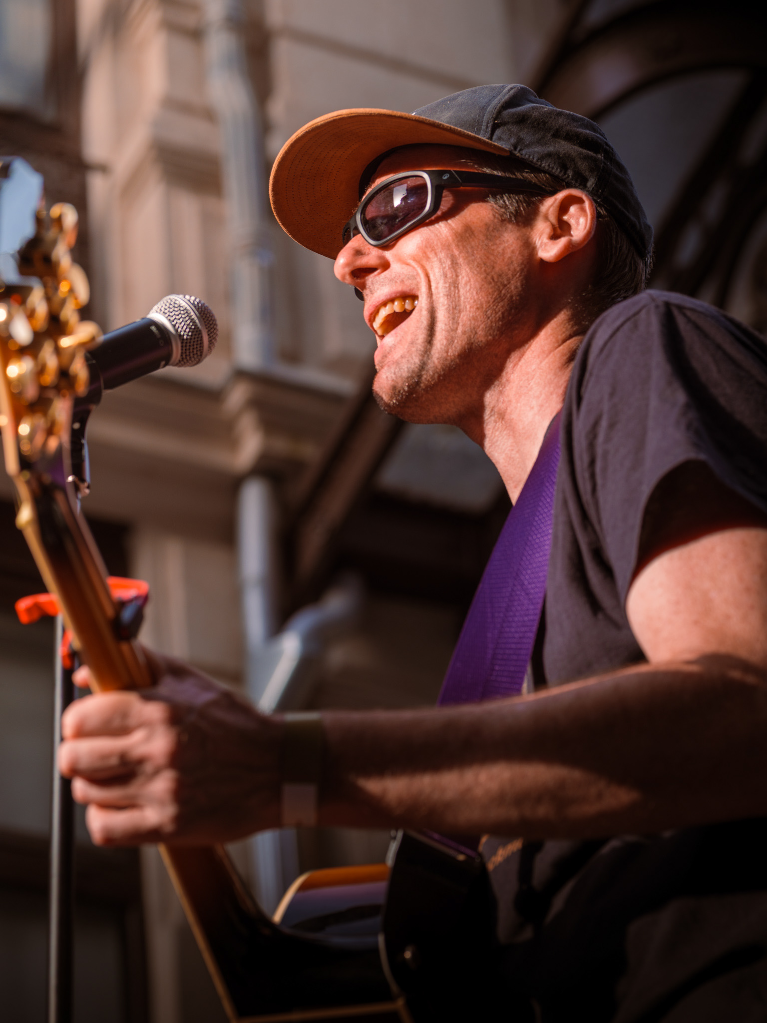 Guitariste du groupe Outback en plein concert à La Chistera à Montpellier