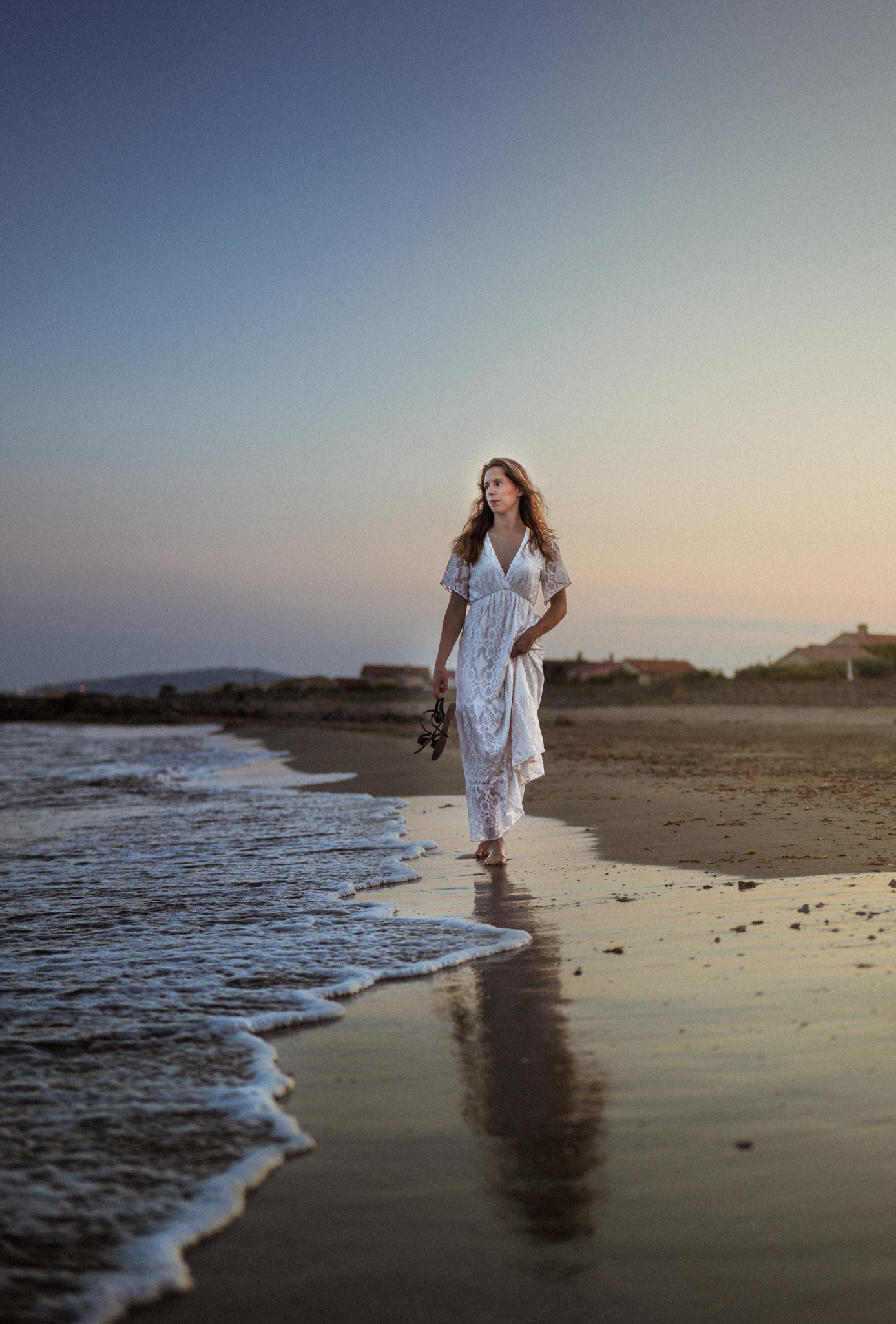 Robe blanche et reflets dans l'eau sur la plage de Frontignan