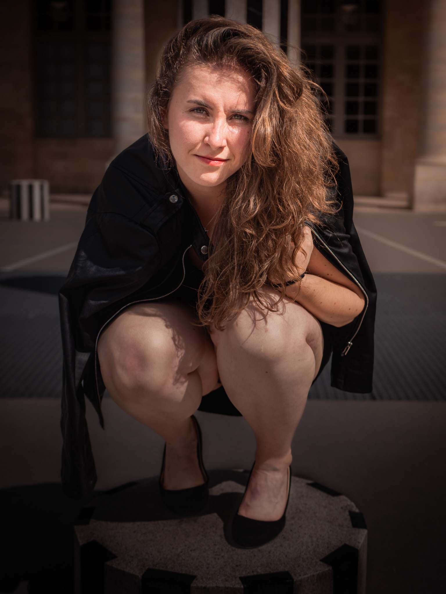 Portrait accroupi sur les colonnes de Buren au Palais-Royal