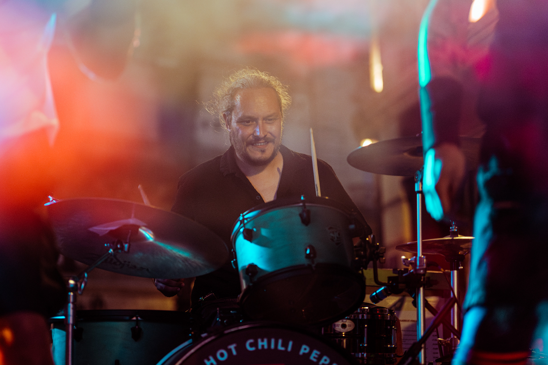 Portrait du batteur de Pogosticks sur scène lors de la Fête de la Musique à Montpellier