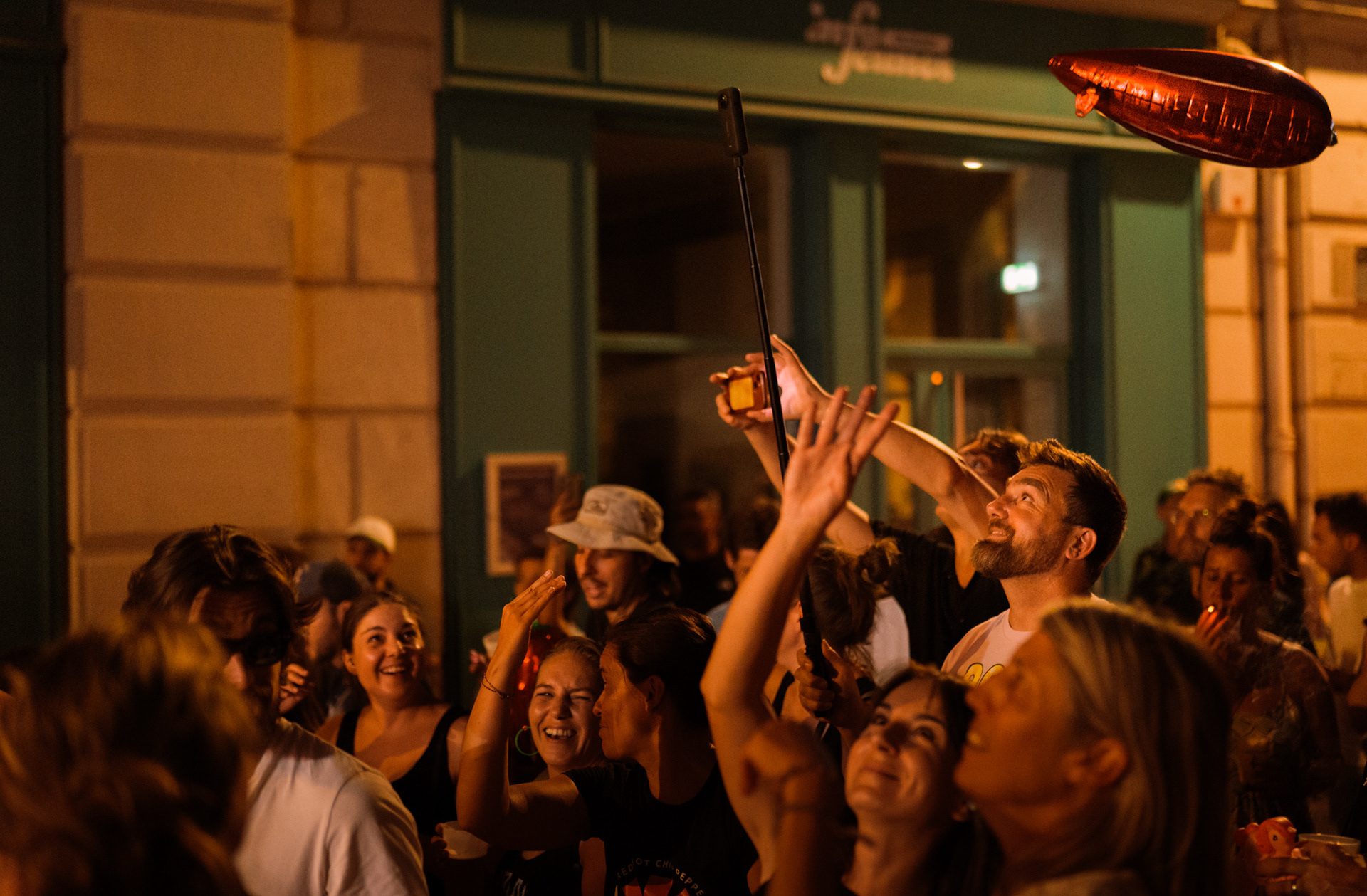 Public rassemblé devant le pub La Chistera pour le concert de Pogosticks à Montpellier
