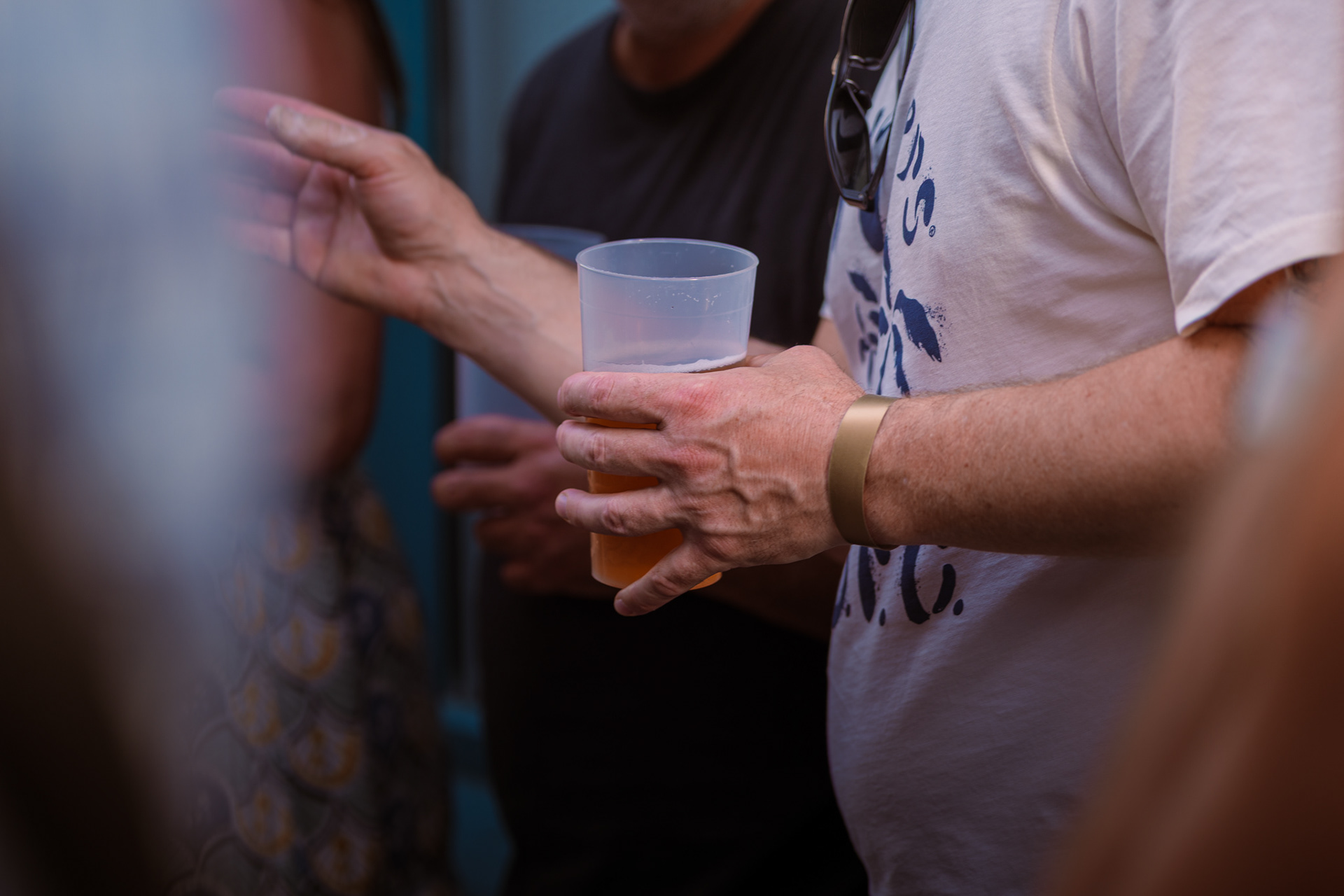 Ambiance apéro et verre partagé en terrasse de bar