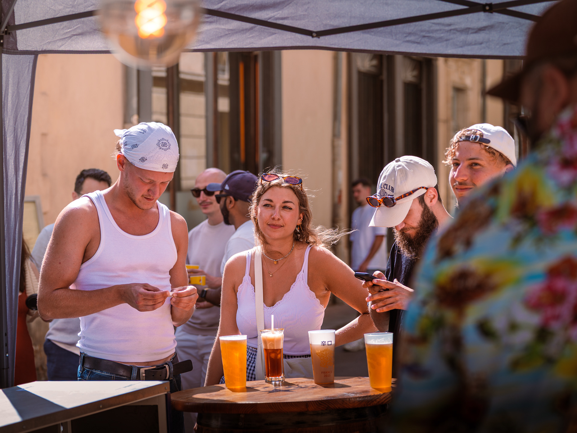Public partageant un verre en terrasse pour la Fête de la Musique à Montpellier