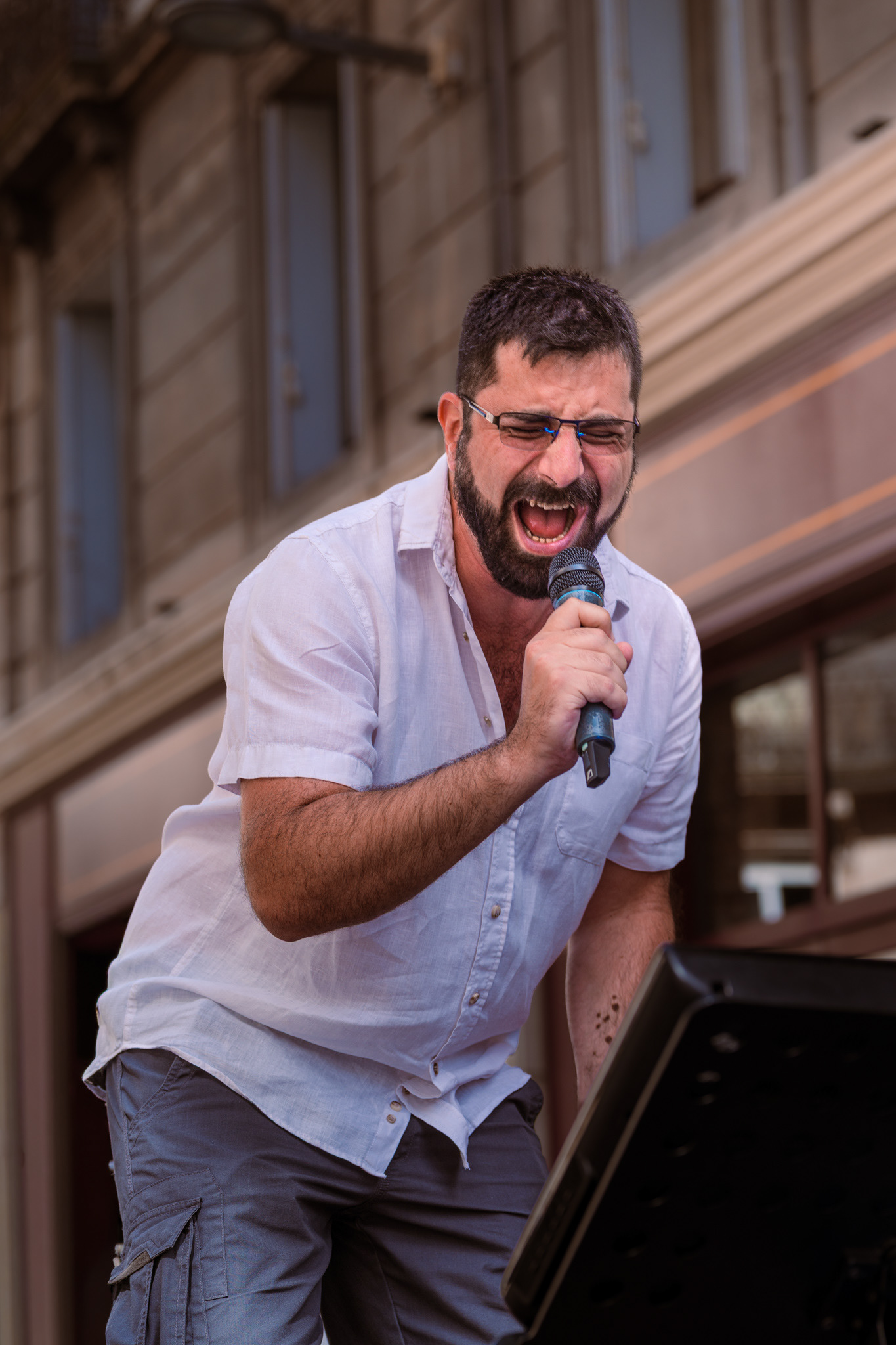 Chanteur en pleine interprétation lors de la soirée musicale à Montpellier