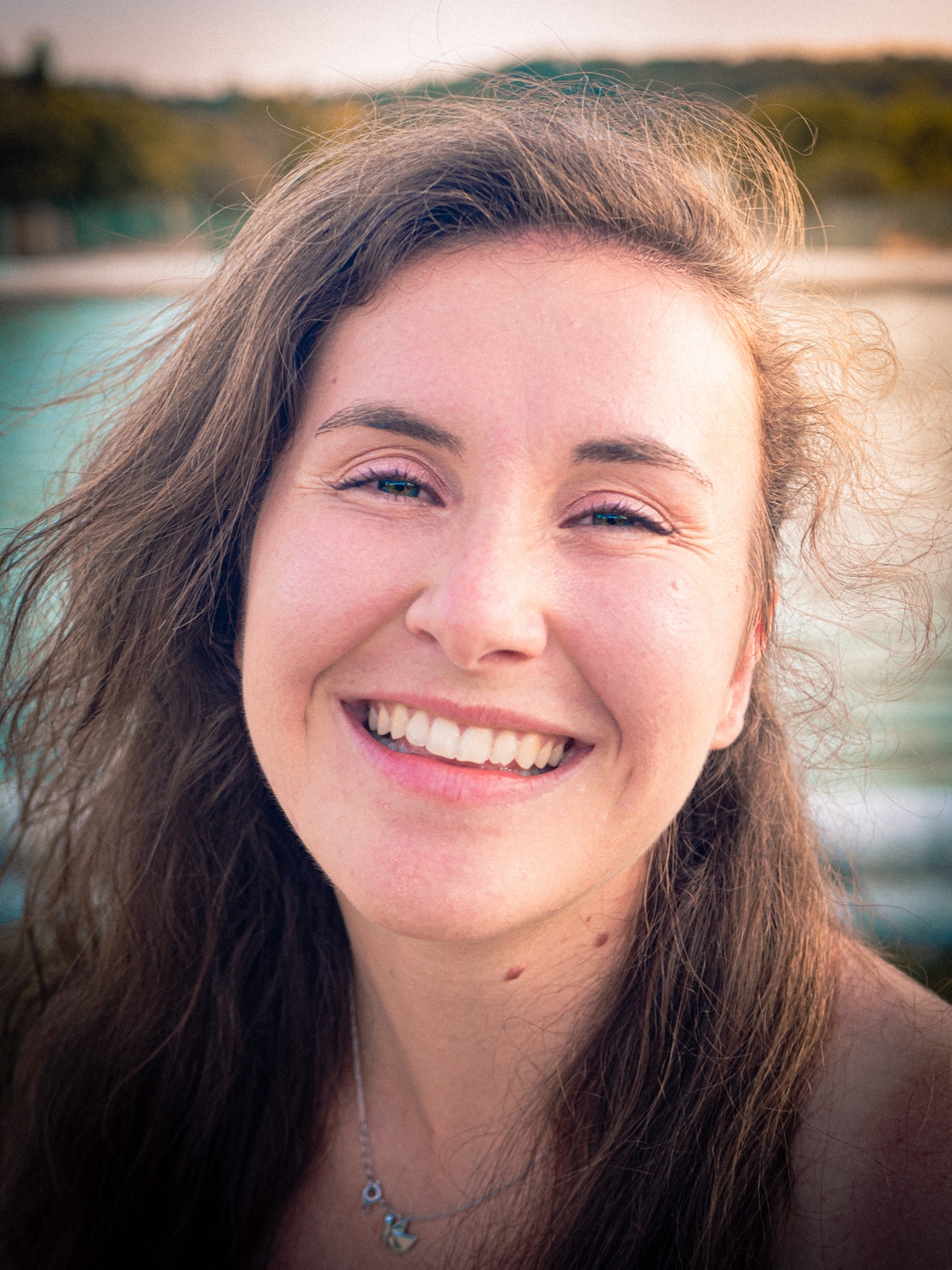 Sourire spontané et chaleureux en lumière naturelle