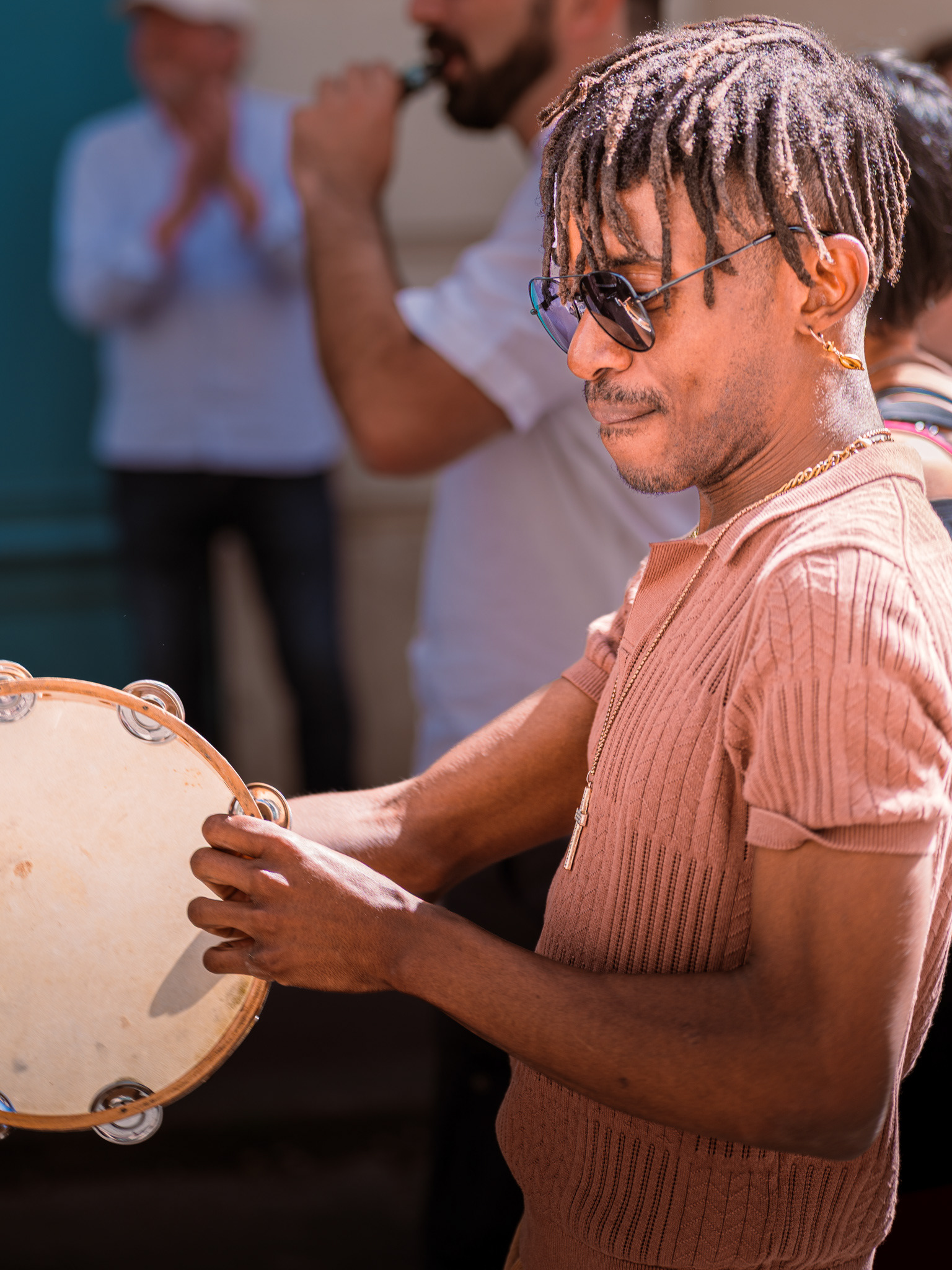 Percussionniste au tambourin animant la terrasse du bar