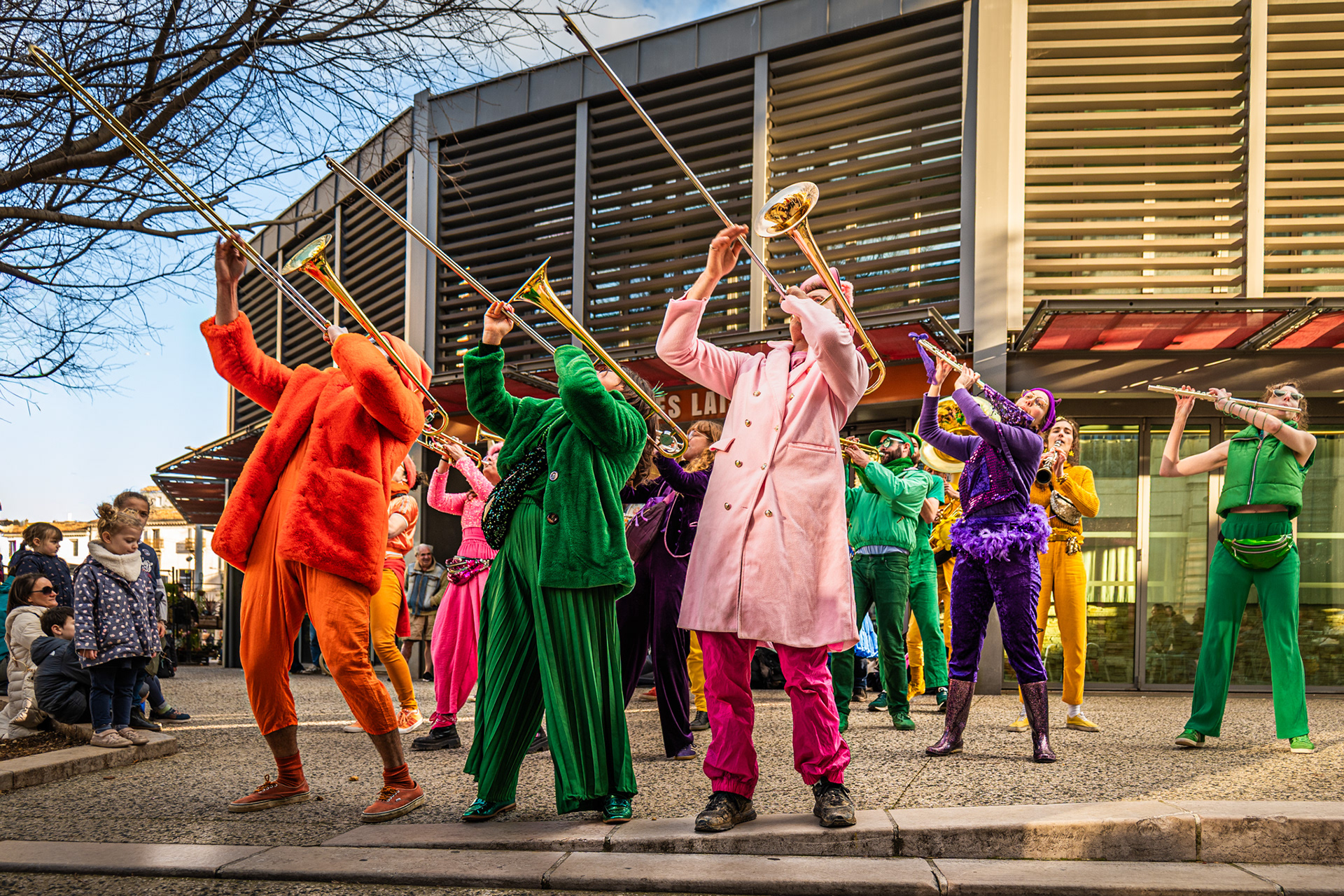 Trombonistes du Coco Fanfare Club jouant face au public de Montpellier