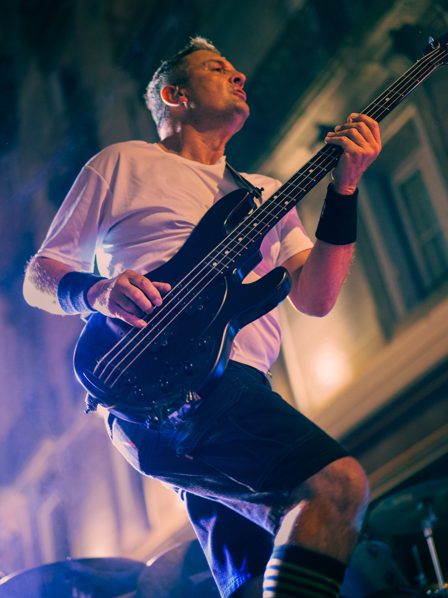 Vue en contre-plongée du bassiste de Pogosticks lors du concert live à Montpellier