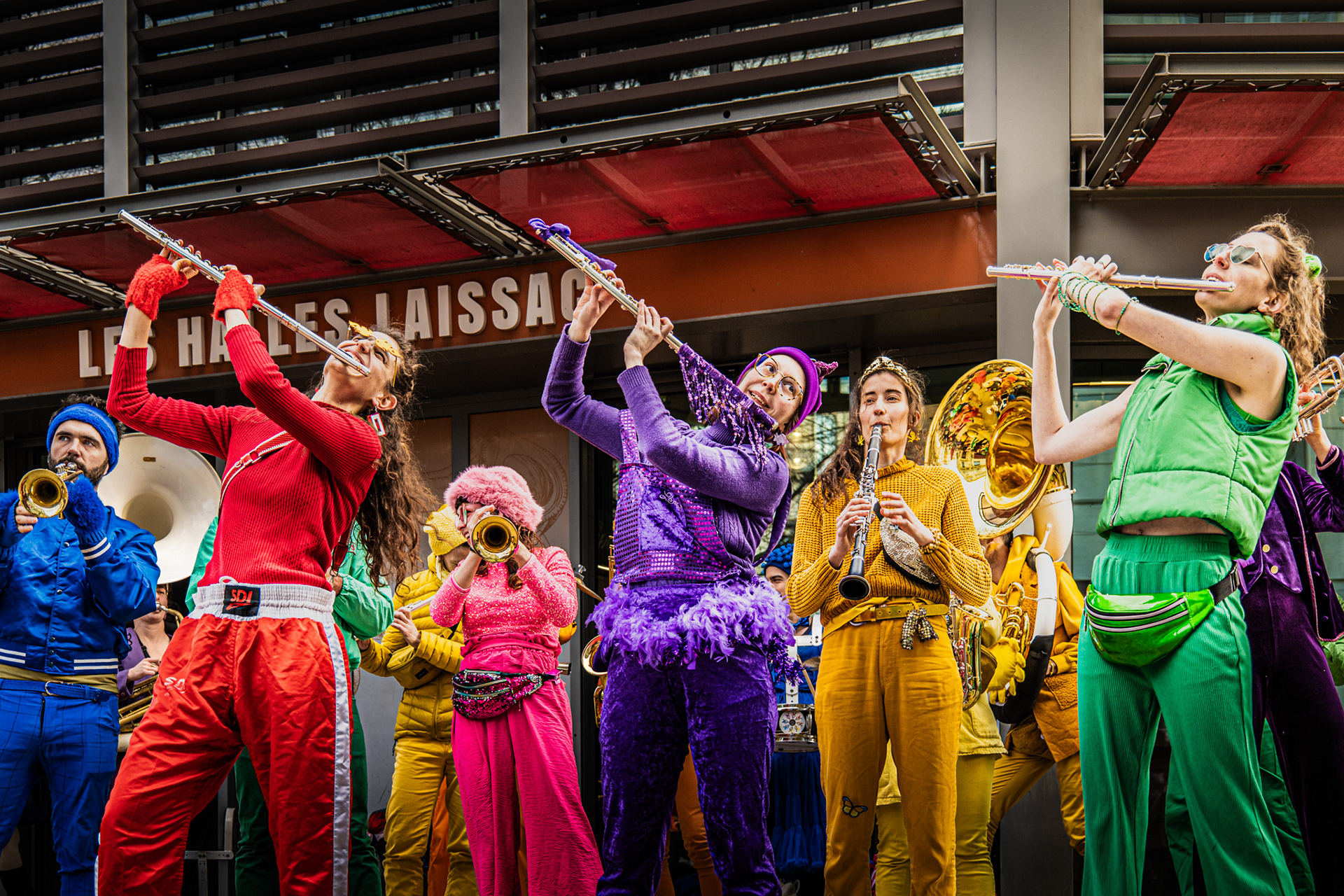 Section bois et flûtes du Coco Fanfare Club en animation musicale à Montpellier