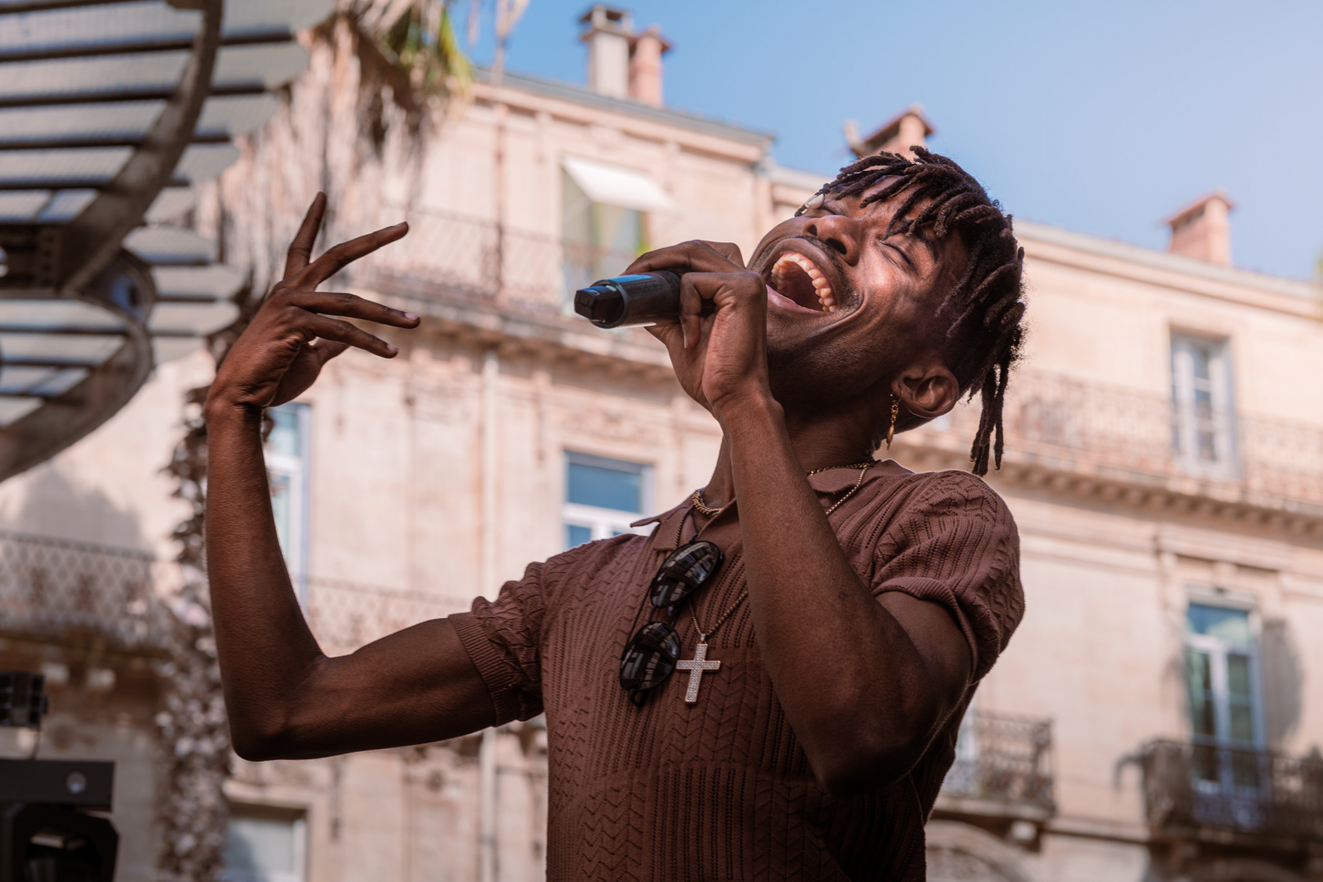 Chanteur expressif rythmant la soirée de la Fête de la Musique à Montpellier