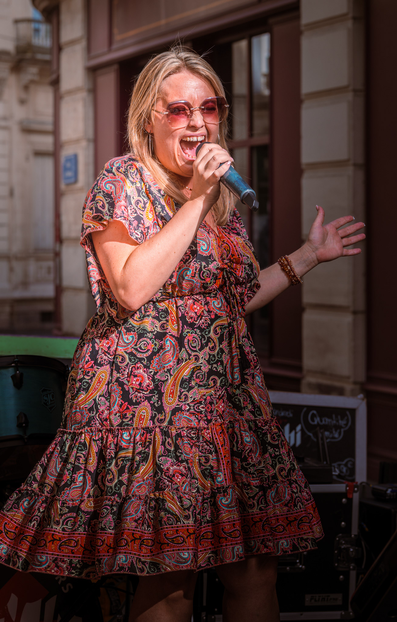 Chanteuse en robe fleurie animant la terrasse de La Chistera