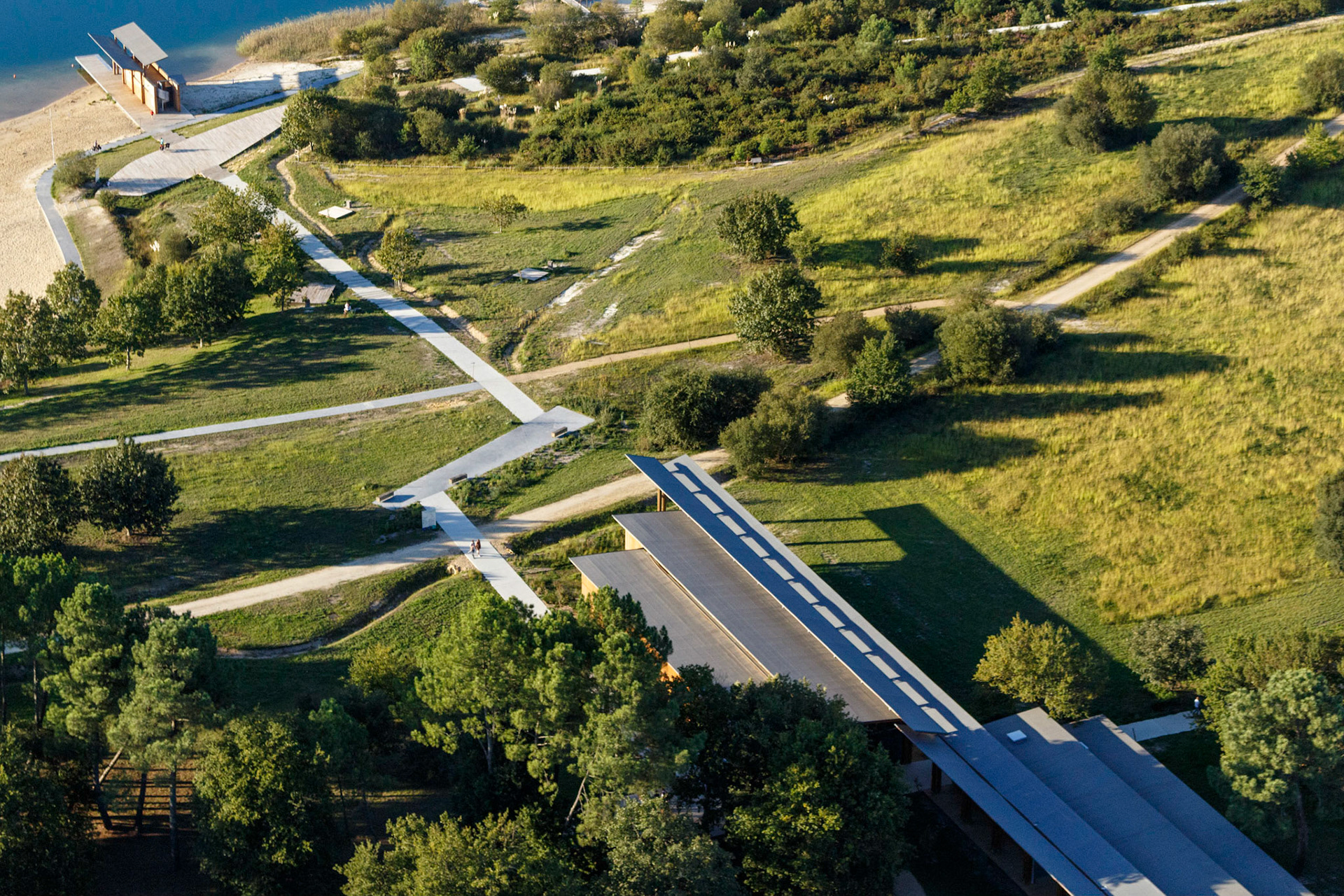 Aménagement et développement de la réserve naturelle d’Arjuzanx par ALEP, architectes-paysagistes, et INCA, architectes. Photo: Nicolas Castets avec Thierry Laurent-Constant (SPAD Drone)