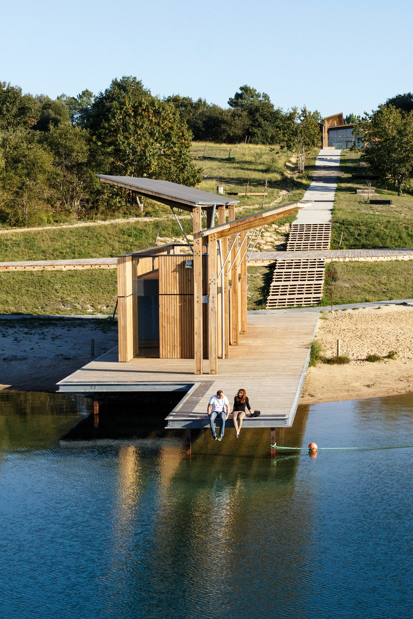 Aménagement et développement de la réserve naturelle d’Arjuzanx par ALEP, architectes-paysagistes, et INCA, architectes. Photo: Nicolas Castets avec Thierry Laurent-Constant (SPAD Drone)