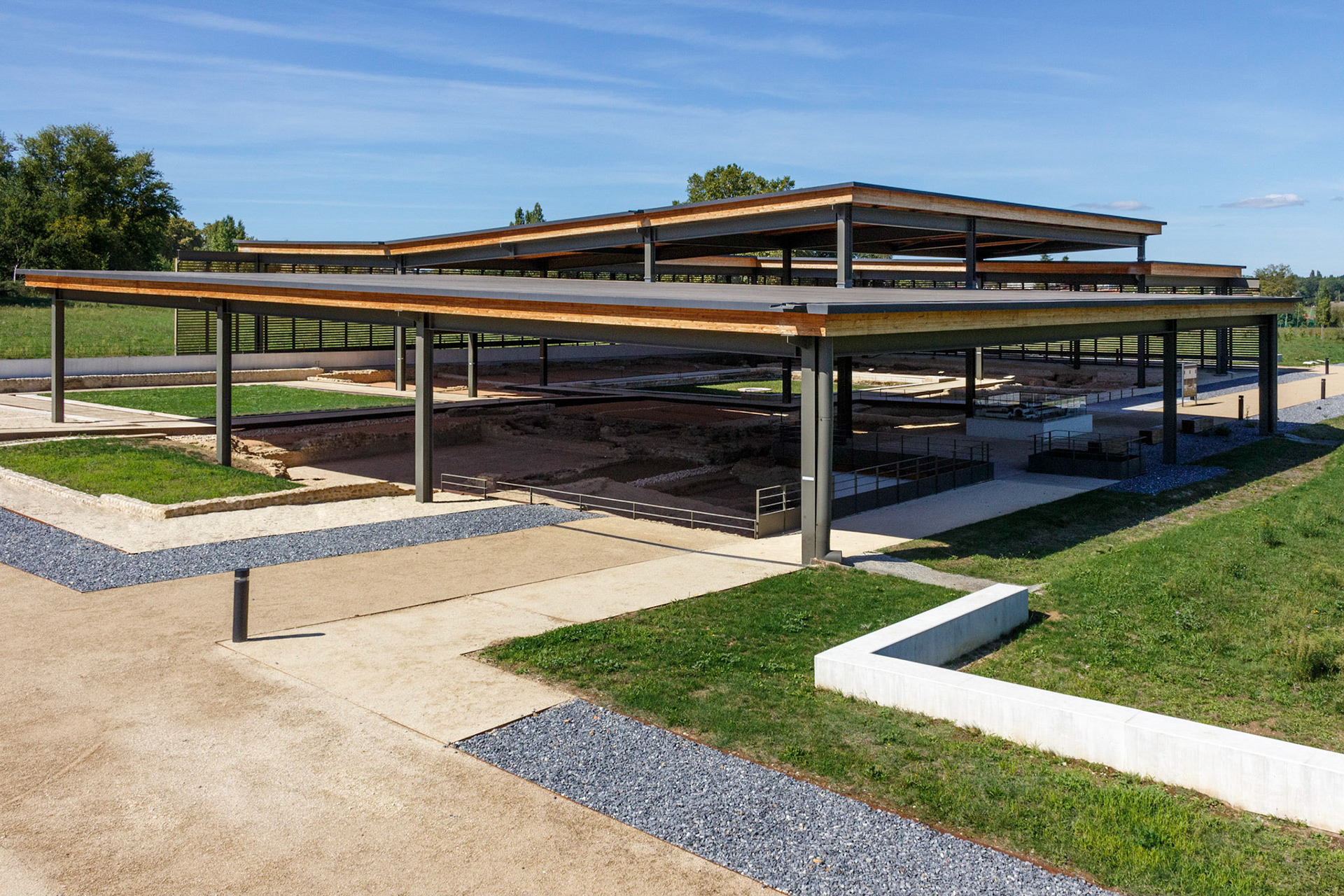 Aménagement du Site Archéologique d'Elusa à Eauze par INCA architectes et ALEP architectes-paysagistes. Photo: Nicolas Castets avec Thierry Laurent-Constant (SPAD Drone)