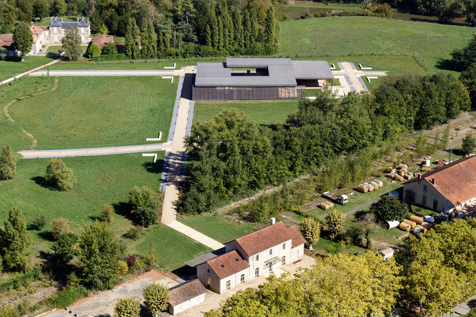 Aménagement du Site Archéologique d'Elusa à Eauze par INCA architectes et ALEP architectes-paysagistes. Photo: Nicolas Castets avec Thierry Laurent-Constant (SPAD Drone)