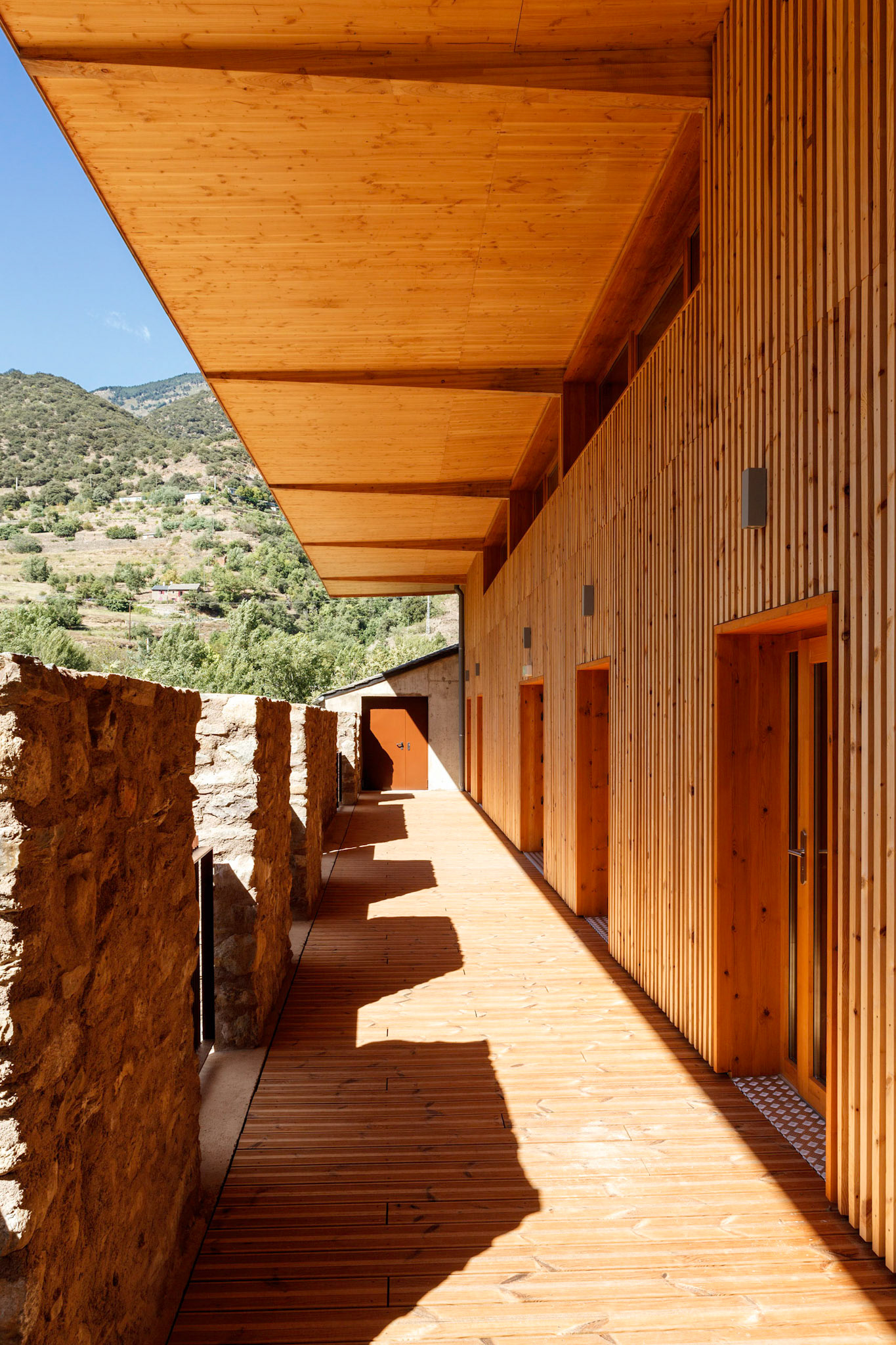 Requalification de l’ancienne ferme de la Bastide à Olette pour créer la Maison du Parc naturel régional des Pyrénées catalanes par INCA architectes et ALEP architectes-paysagistes. Photo : Nicolas Castets