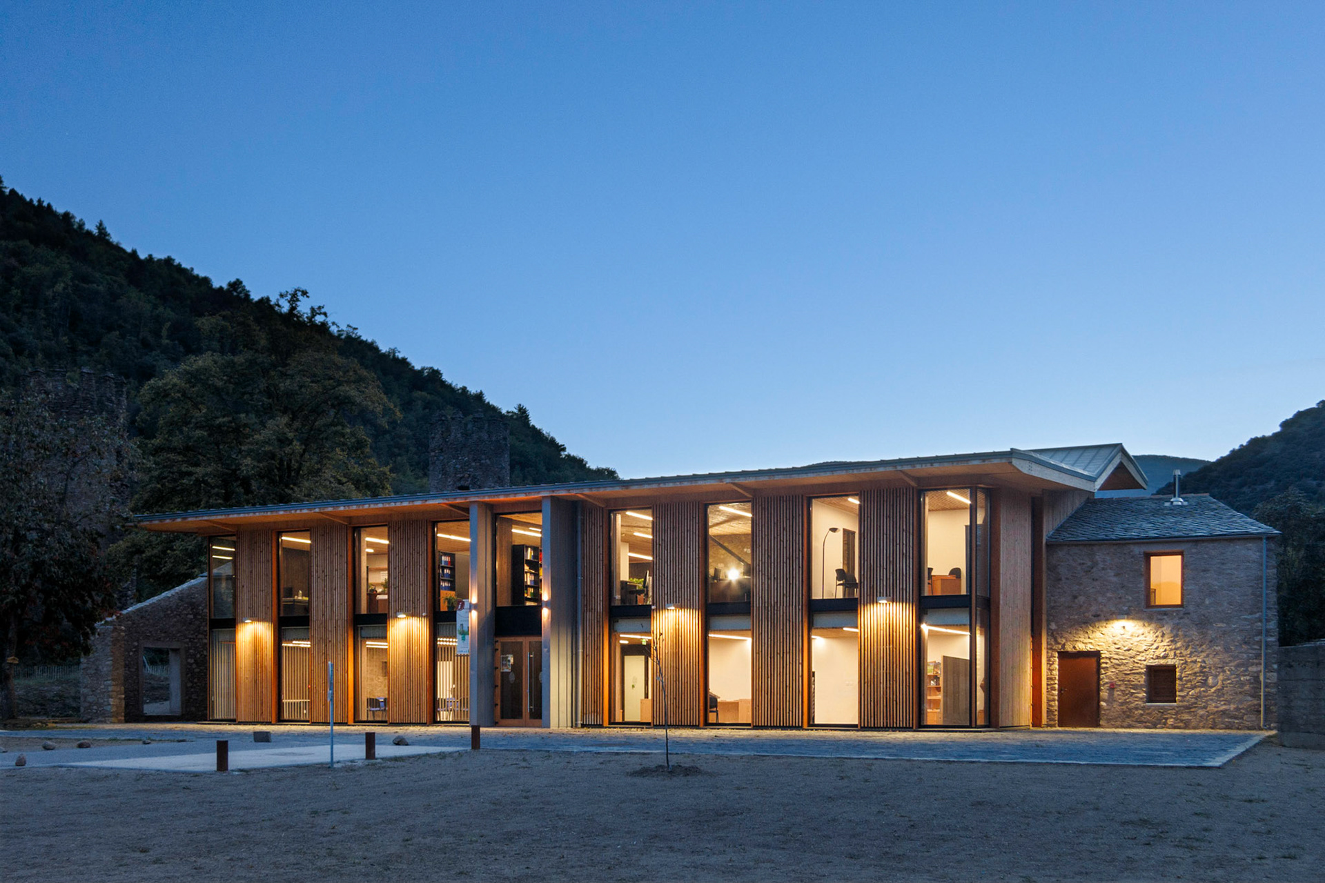 Requalification de l’ancienne ferme de la Bastide à Olette pour créer la Maison du Parc naturel régional des Pyrénées catalanes par INCA architectes et ALEP architectes-paysagistes. Photo : Nicolas Castets
