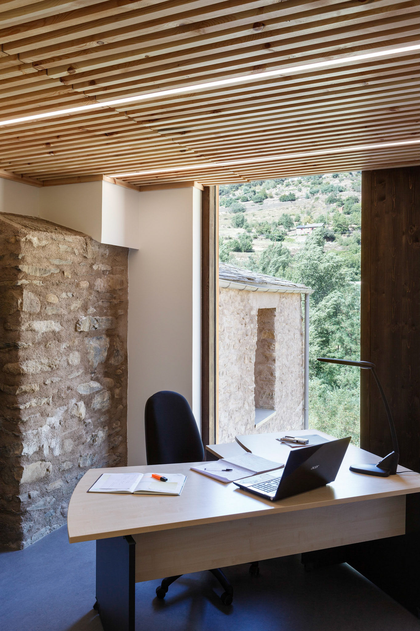 Requalification de l’ancienne ferme de la Bastide à Olette pour créer la Maison du Parc naturel régional des Pyrénées catalanes par INCA architectes et ALEP architectes-paysagistes. Photo : Nicolas Castets
