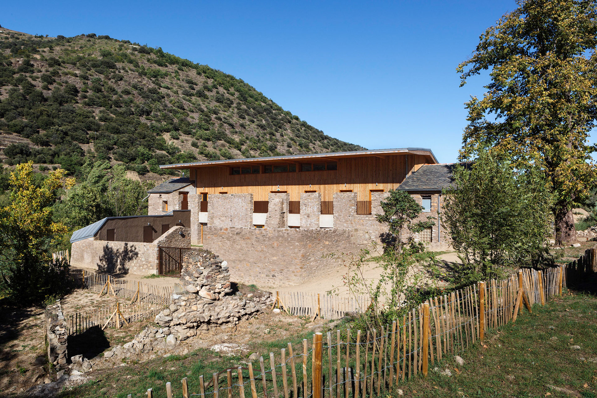 Requalification de l’ancienne ferme de la Bastide à Olette pour créer la Maison du Parc naturel régional des Pyrénées catalanes par INCA architectes et ALEP architectes-paysagistes. Photo : Nicolas Castets