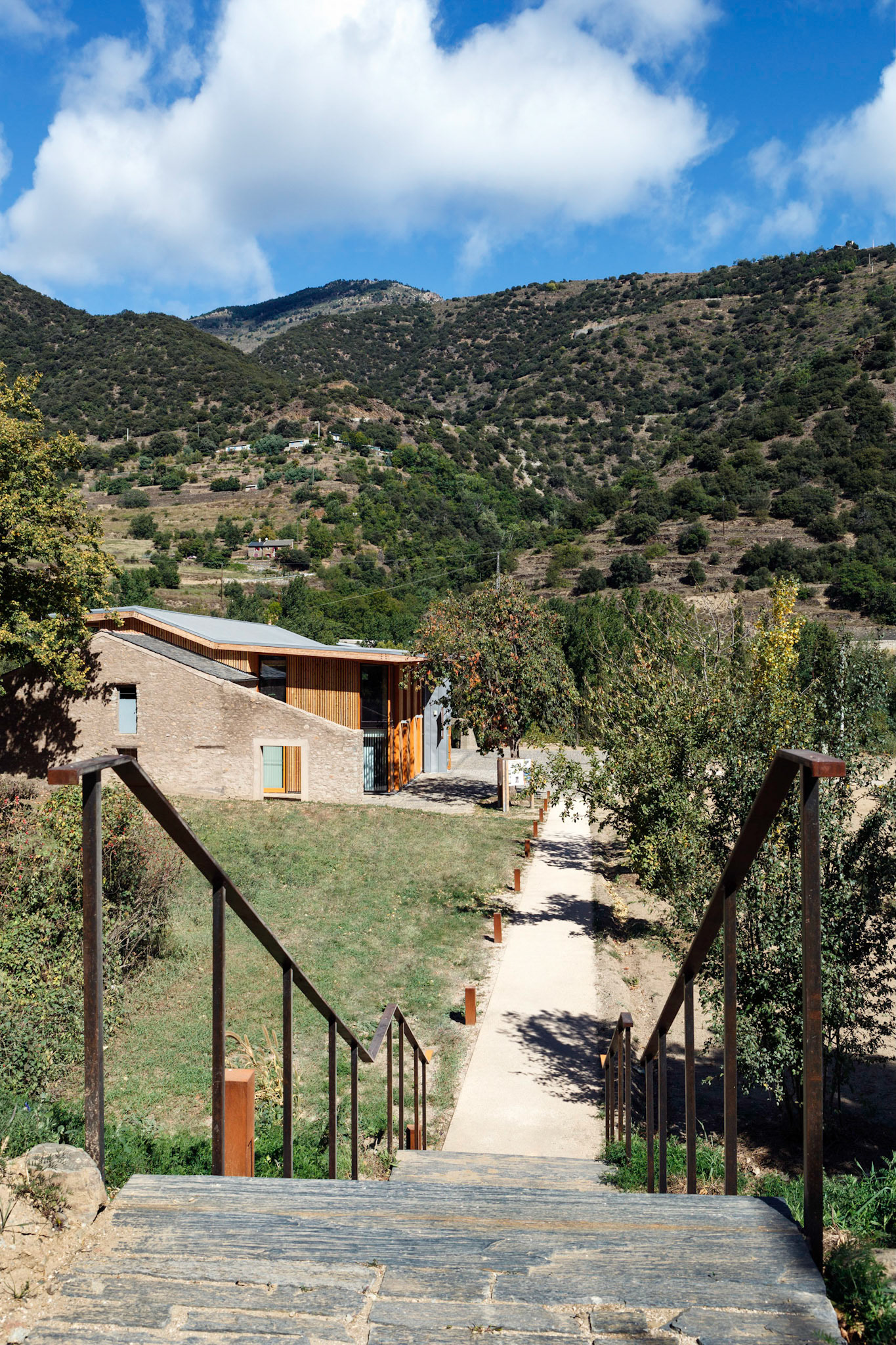 Requalification de l’ancienne ferme de la Bastide à Olette pour créer la Maison du Parc naturel régional des Pyrénées catalanes par INCA architectes et ALEP architectes-paysagistes. Photo : Nicolas Castets
