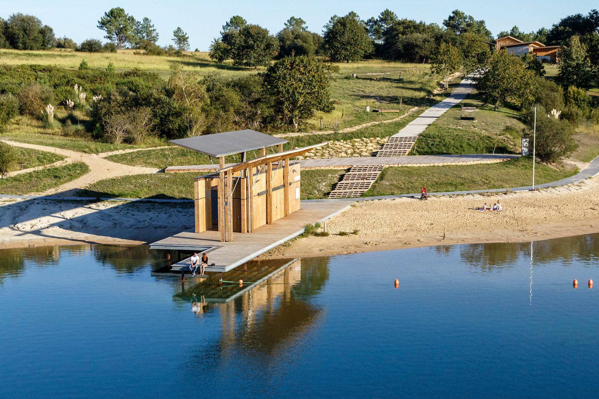 Aménagement et développement de la réserve naturelle d’Arjuzanx par ALEP, architectes-paysagistes, et INCA, architectes. Photo: Nicolas Castets avec Thierry Laurent-Constant (SPAD Drone)