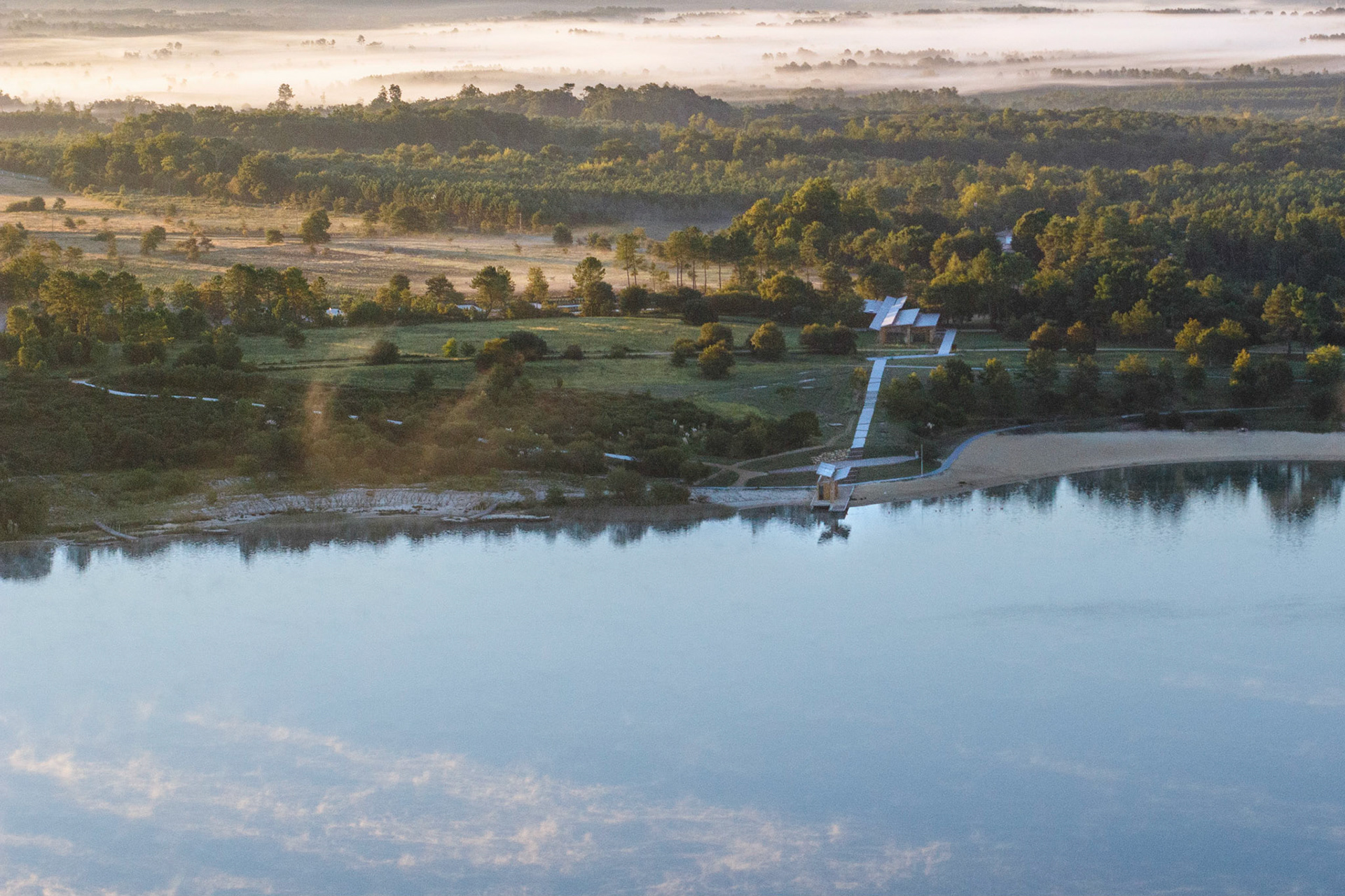 Aménagement et développement de la réserve naturelle d’Arjuzanx par ALEP, architectes-paysagistes, et INCA, architectes. Photo: Nicolas Castets avec Thierry Laurent-Constant (SPAD Drone)
