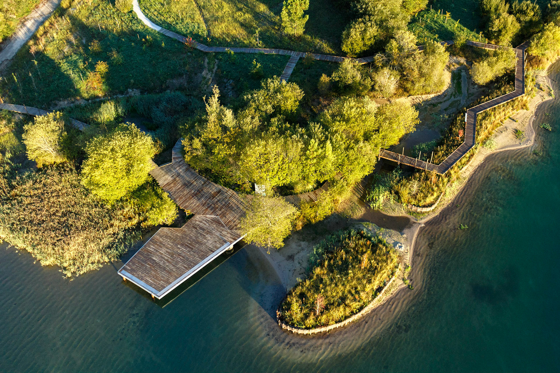 Aménagement et développement de la réserve naturelle d’Arjuzanx par ALEP, architectes-paysagistes, et INCA, architectes. Photo: Nicolas Castets avec Thierry Laurent-Constant (SPAD Drone)
