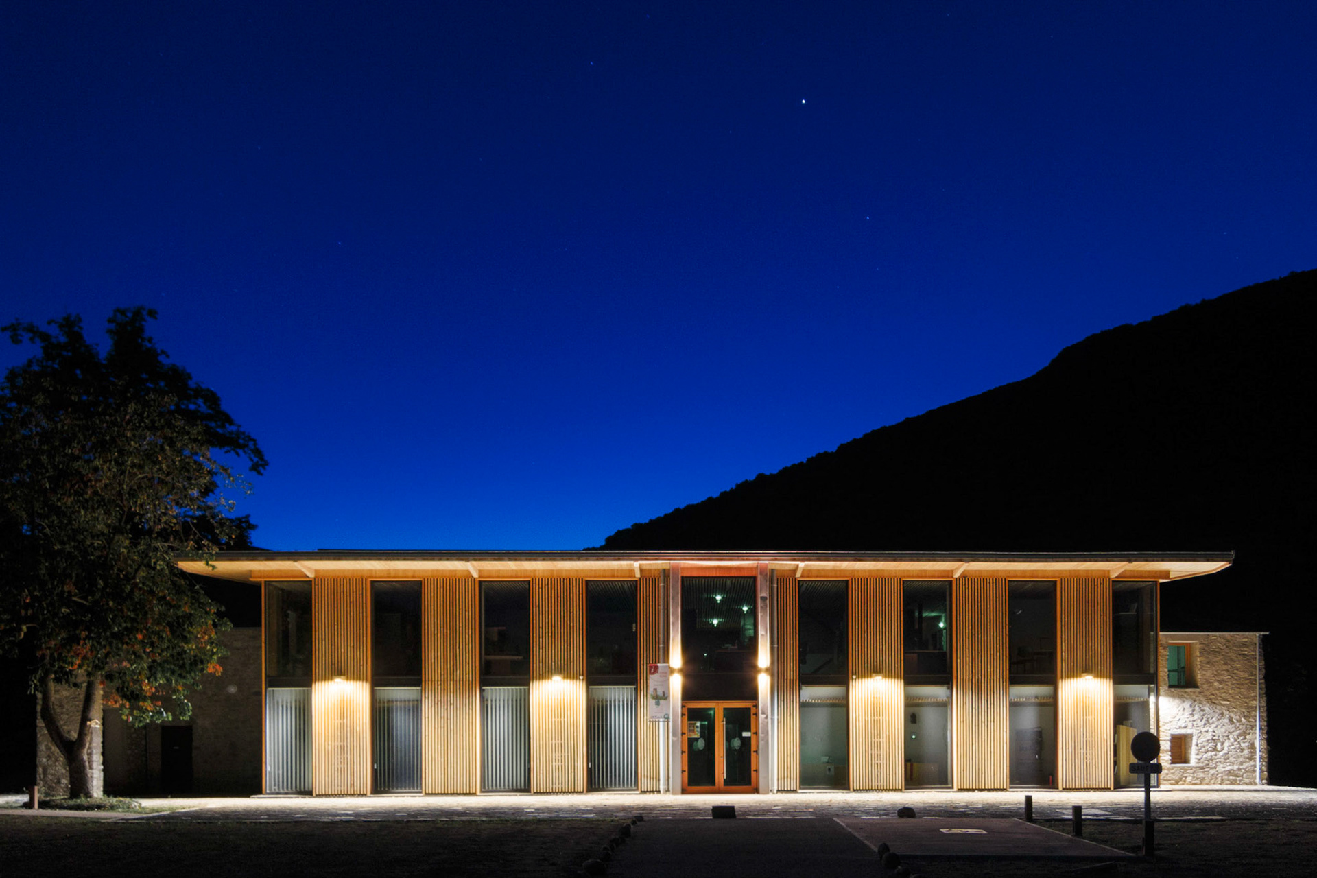 Requalification de l’ancienne ferme de la Bastide à Olette pour créer la Maison du Parc naturel régional des Pyrénées catalanes par INCA architectes et ALEP architectes-paysagistes. Photo : Nicolas Castets