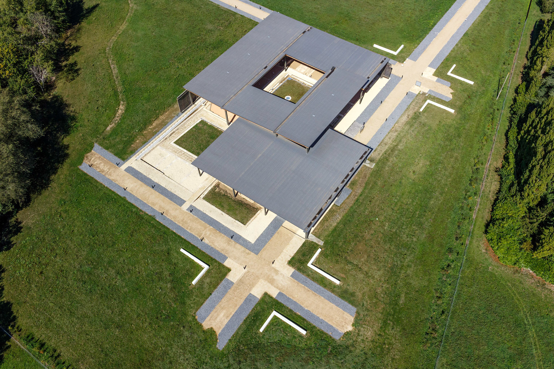 Aménagement du Site Archéologique d'Elusa à Eauze par INCA architectes et ALEP architectes-paysagistes. Photo: Nicolas Castets avec Thierry Laurent-Constant (SPAD Drone)