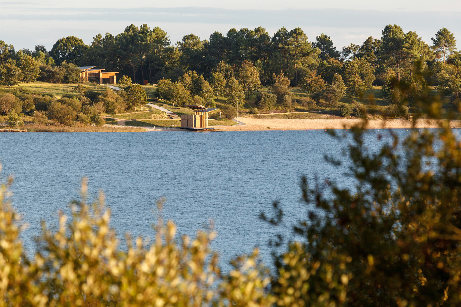 Aménagement et développement de la réserve naturelle d’Arjuzanx par ALEP, architectes-paysagistes, et INCA, architectes. Photo : Nicolas Castets