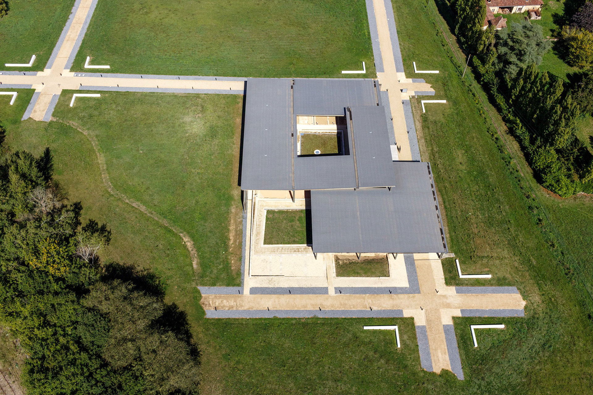 Aménagement du Site Archéologique d'Elusa à Eauze par INCA architectes et ALEP architectes-paysagistes. Photo: Nicolas Castets avec Thierry Laurent-Constant (SPAD Drone)