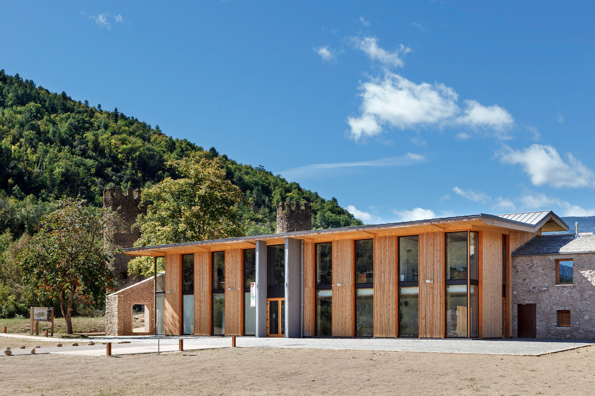 Requalification de l’ancienne ferme de la Bastide à Olette pour créer la Maison du Parc naturel régional des Pyrénées catalanes par INCA architectes et ALEP architectes-paysagistes. Photo : Nicolas Castets