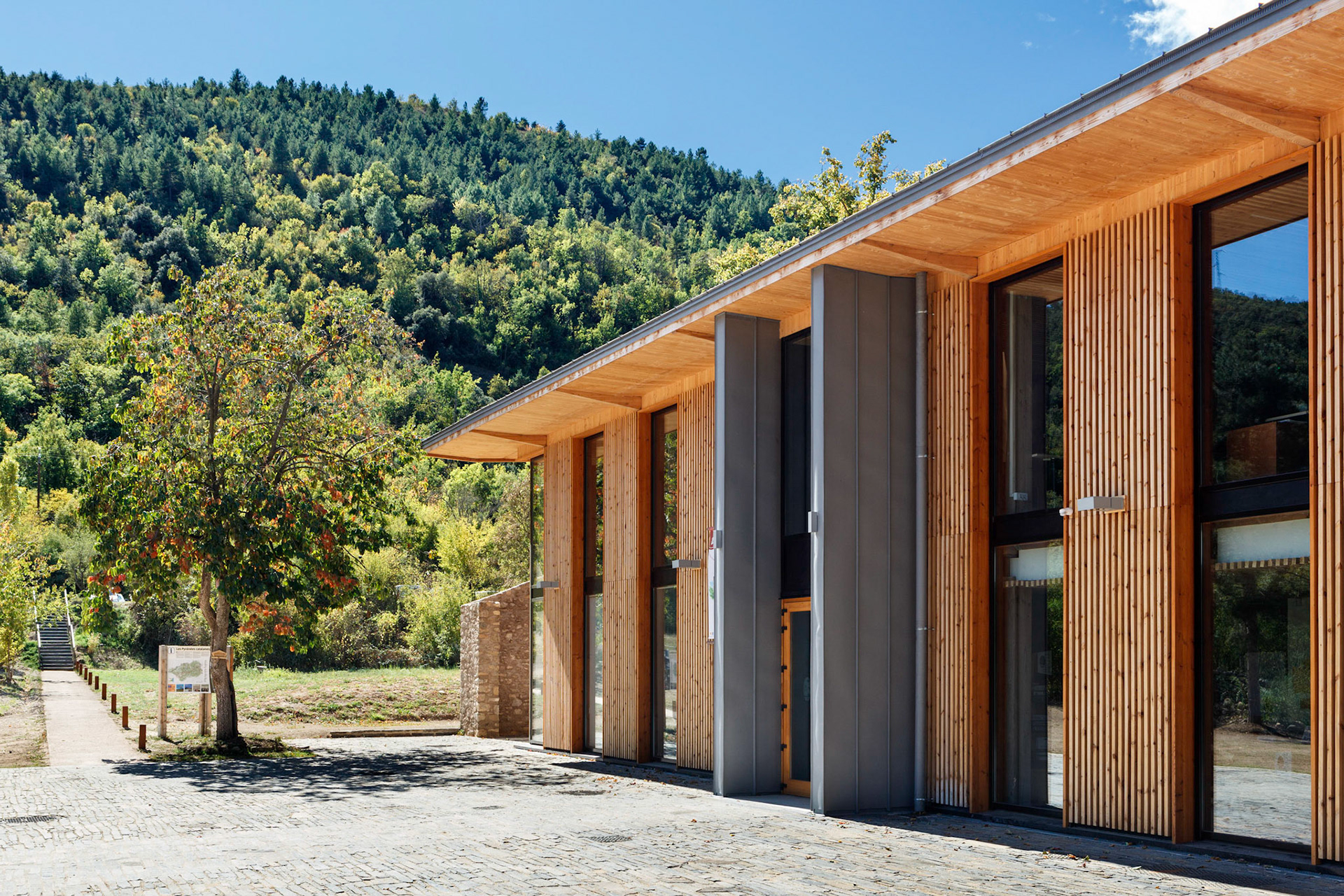 Requalification de l’ancienne ferme de la Bastide à Olette pour créer la Maison du Parc naturel régional des Pyrénées catalanes par INCA architectes et ALEP architectes-paysagistes. Photo : Nicolas Castets
