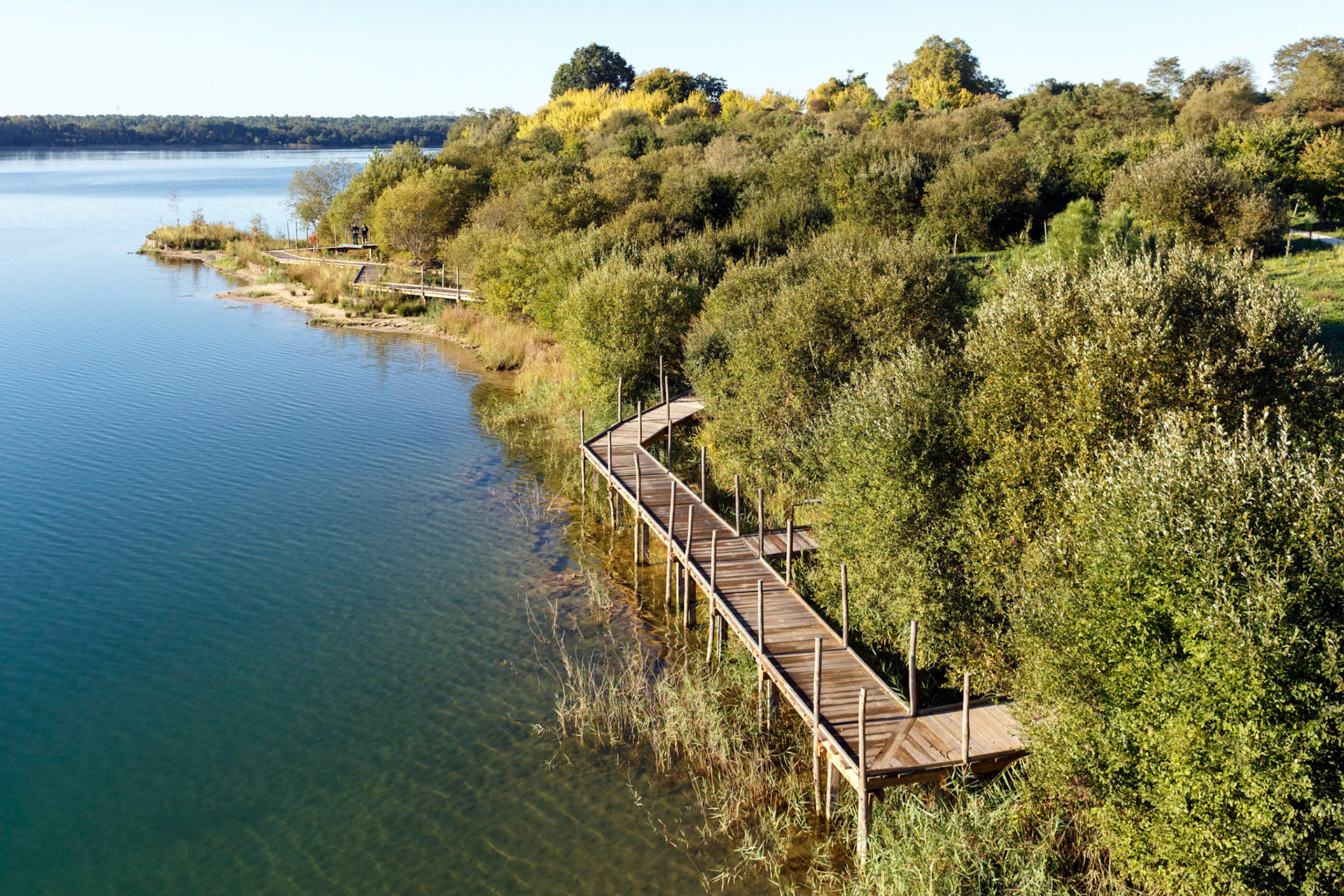 Aménagement et développement de la réserve naturelle d’Arjuzanx par ALEP, architectes-paysagistes, et INCA, architectes. Photo: Nicolas Castets avec Thierry Laurent-Constant (SPAD Drone)