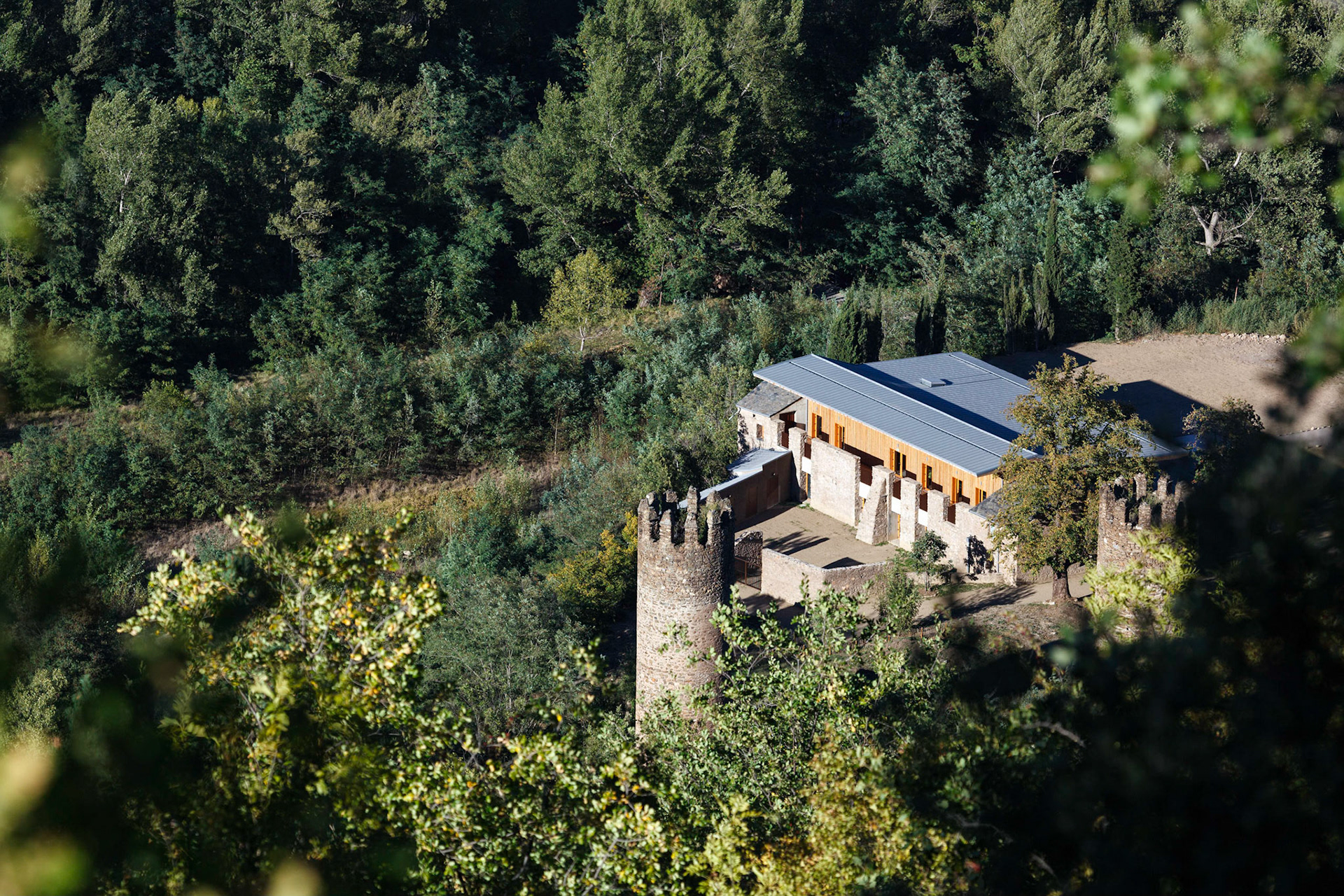 Requalification de l’ancienne ferme de la Bastide à Olette pour créer la Maison du Parc naturel régional des Pyrénées catalanes par INCA architectes et ALEP architectes-paysagistes. Photo : Nicolas Castets