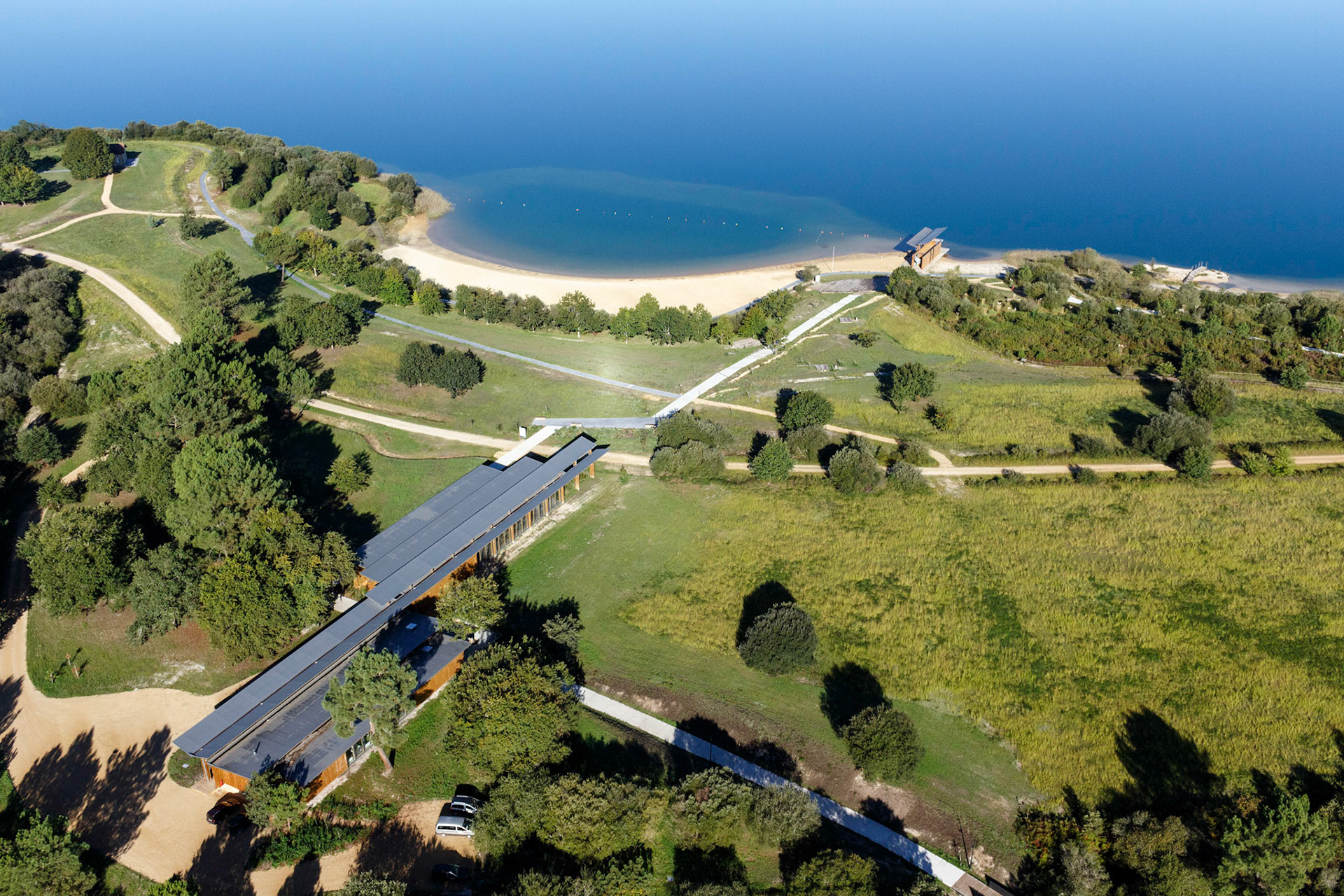 Aménagement et développement de la réserve naturelle d’Arjuzanx par ALEP, architectes-paysagistes, et INCA, architectes. Photo: Nicolas Castets avec Thierry Laurent-Constant (SPAD Drone)