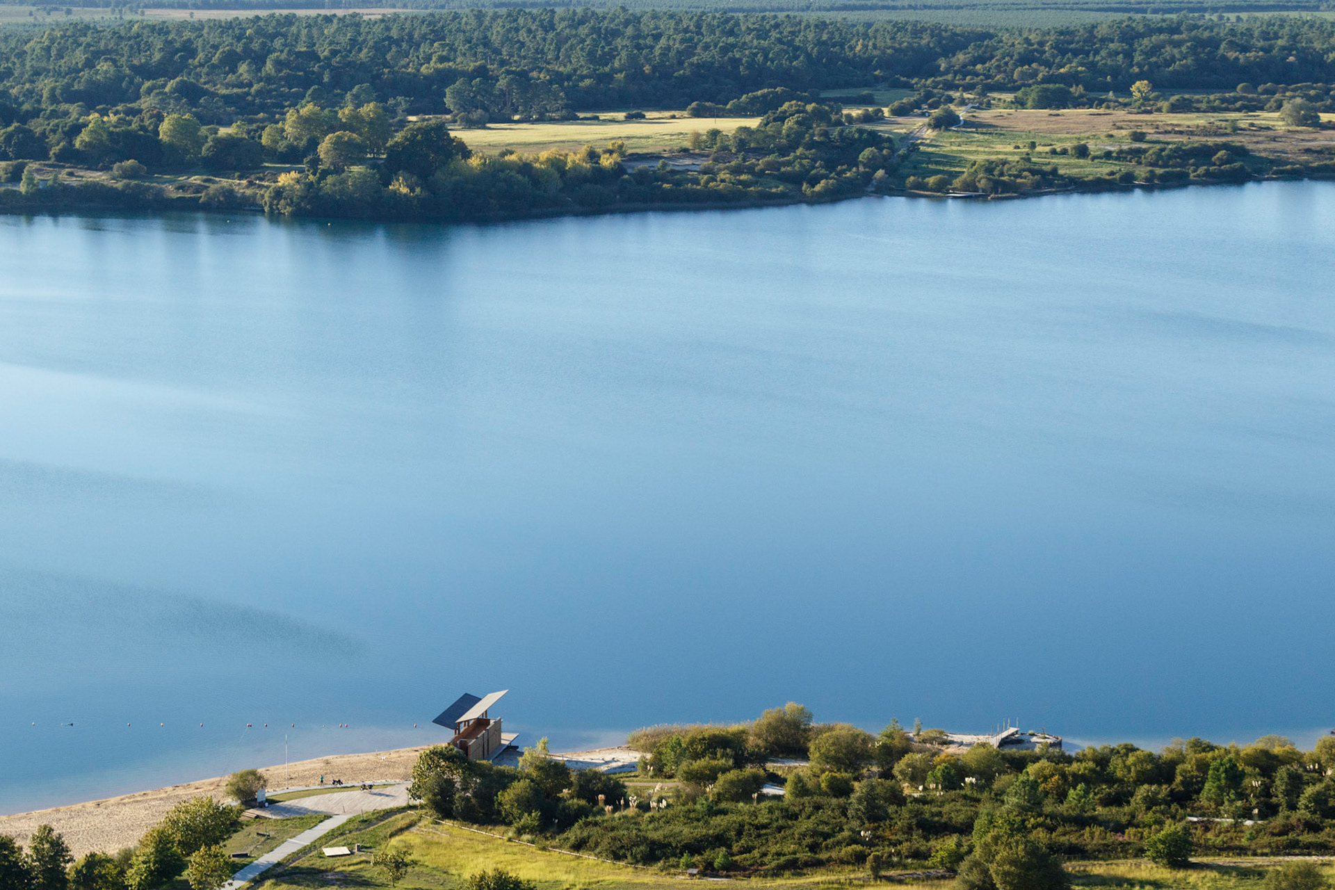 Aménagement et développement de la réserve naturelle d’Arjuzanx par ALEP, architectes-paysagistes, et INCA, architectes. Photo: Nicolas Castets avec Thierry Laurent-Constant (SPAD Drone)