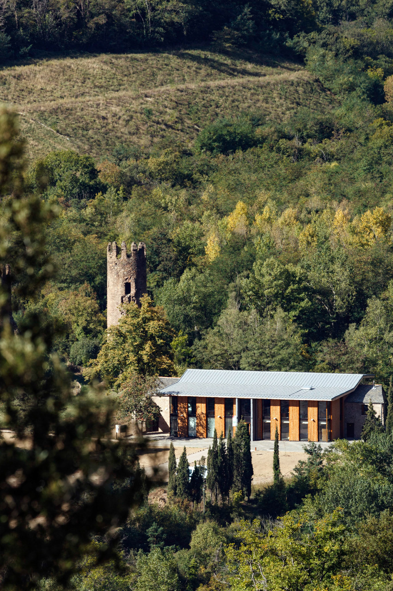 Requalification de l’ancienne ferme de la Bastide à Olette pour créer la Maison du Parc naturel régional des Pyrénées catalanes par INCA architectes et ALEP architectes-paysagistes. Photo : Nicolas Castets