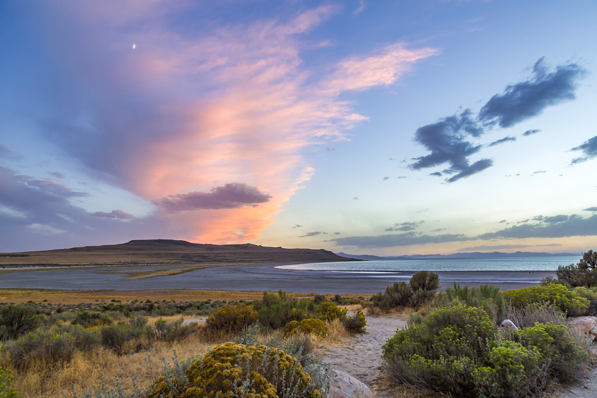 180915_277 Setting sun lights up the clouds along the shoreline of Great Salt Lake in the Antelope Island State Park near Syracuse, Utah