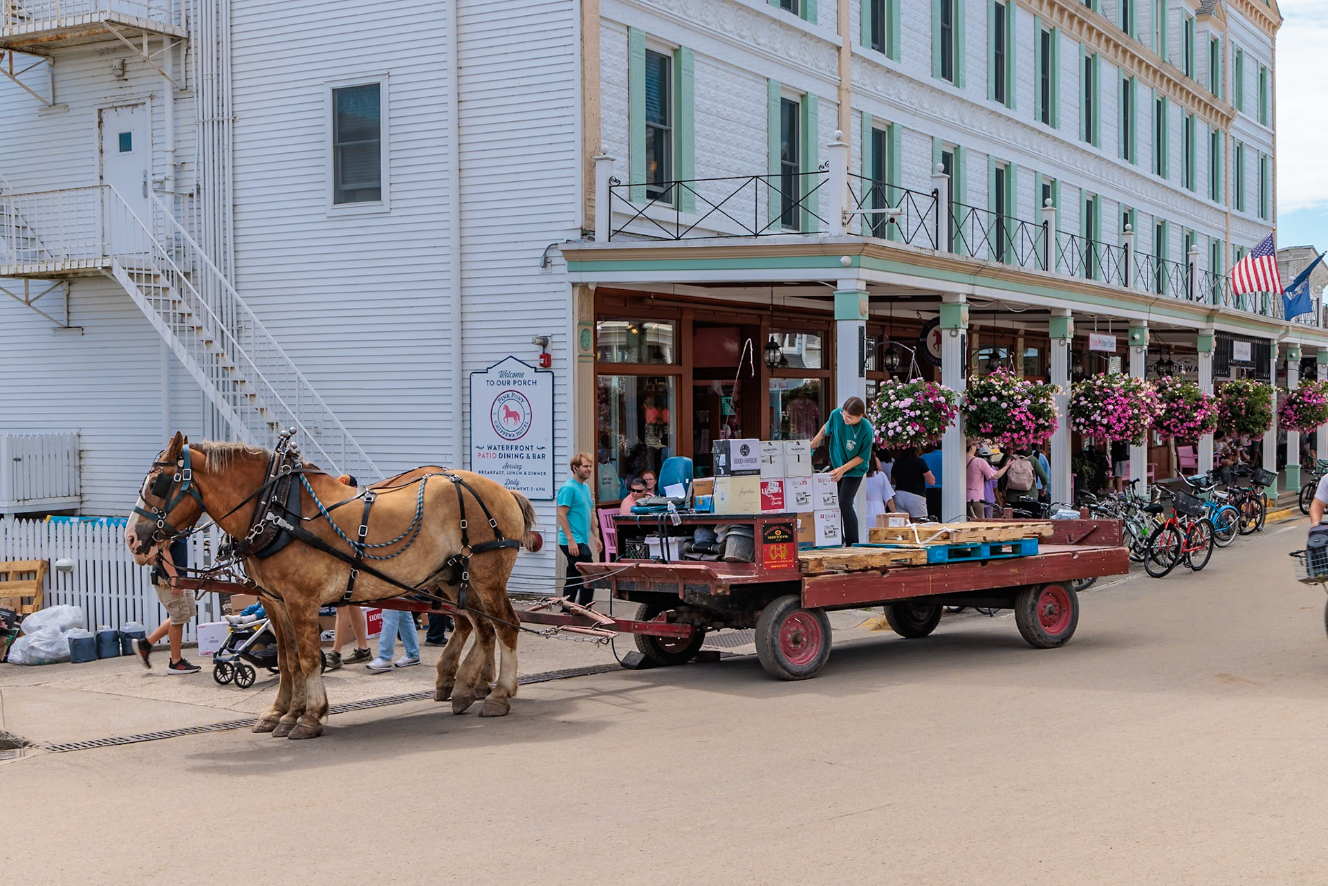 250821_085 All commercial deliveries are made by horse and wagon since no cars or trucks are permitten on Mackinac Island, Michigan, USA
