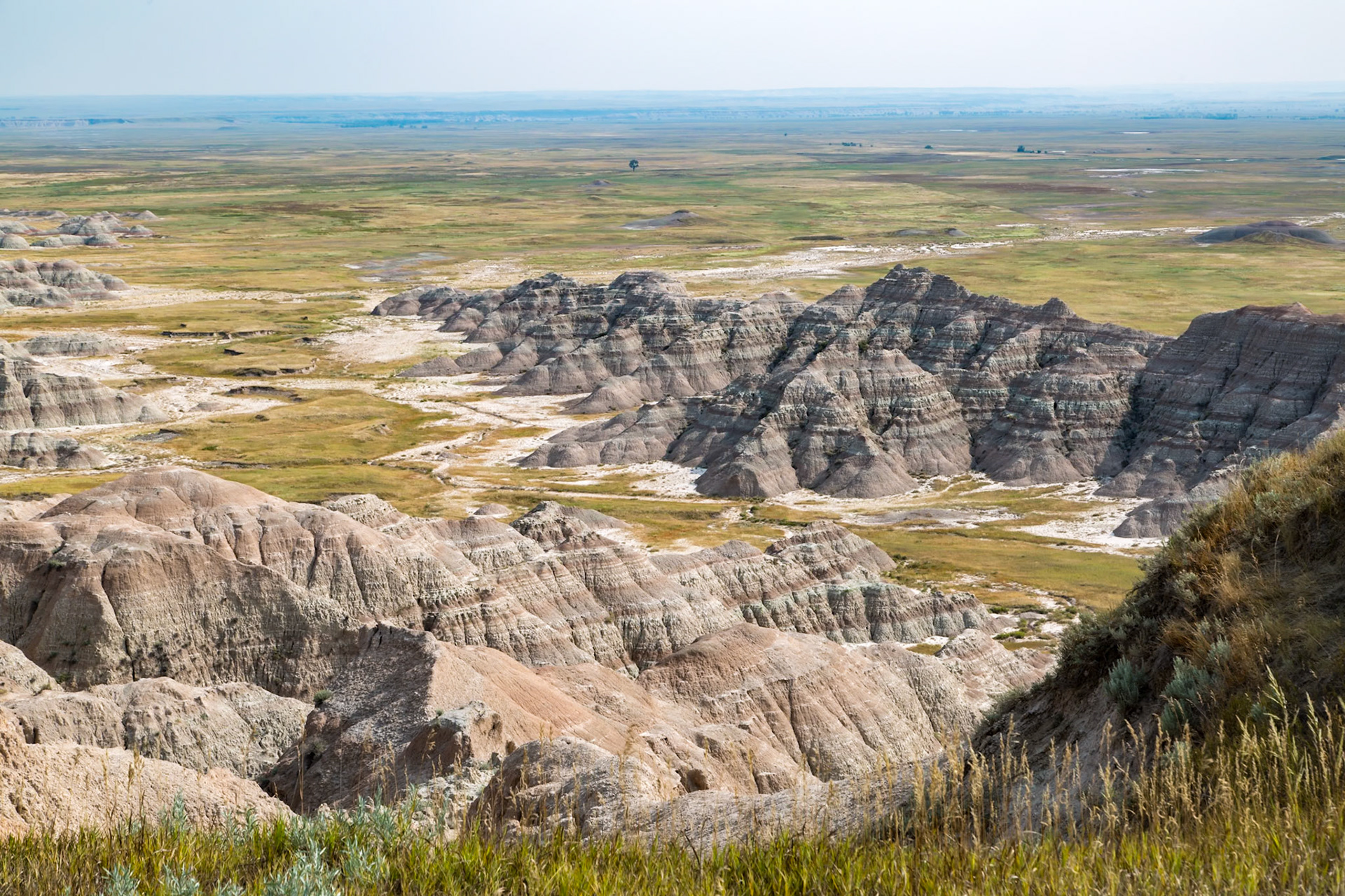 180816_185 Erosion exposes colorful layers of sedimentary rock  in the Badlands National Park in South Dakota, USA