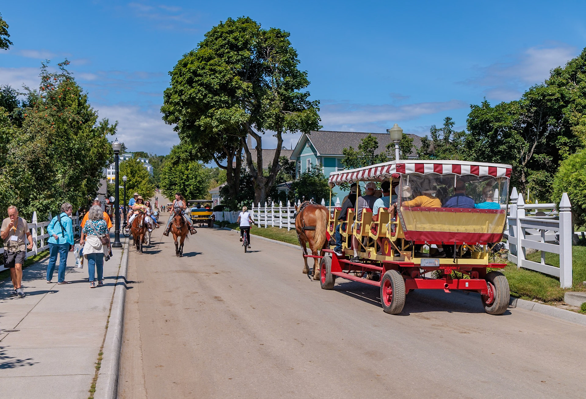 250821_119 Tourists walking, biking, horseback riding and riding on horse drawn wagons on Makinac Island, Michigan, USA